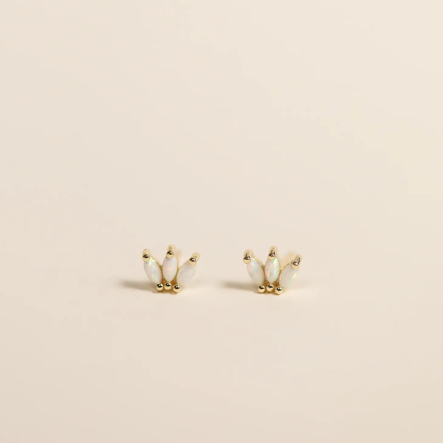 Weiß Opal Crown Stud Ohrringe von JaxKelly