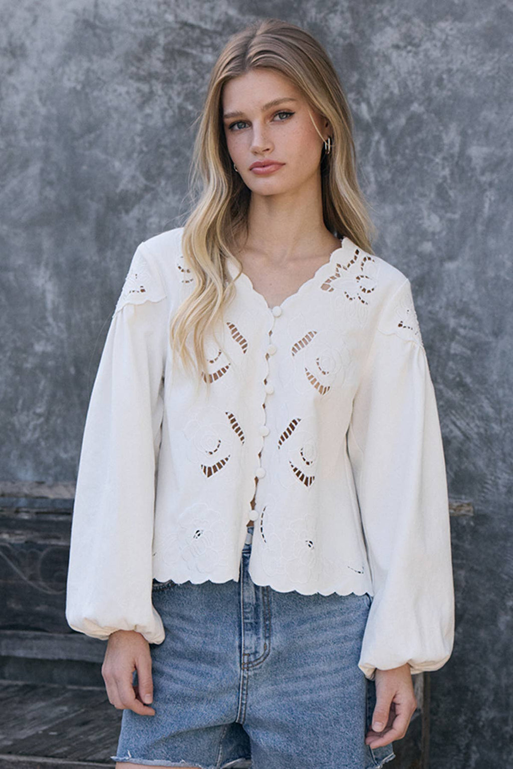 Scalloped Blumen Cutout Button Blouse