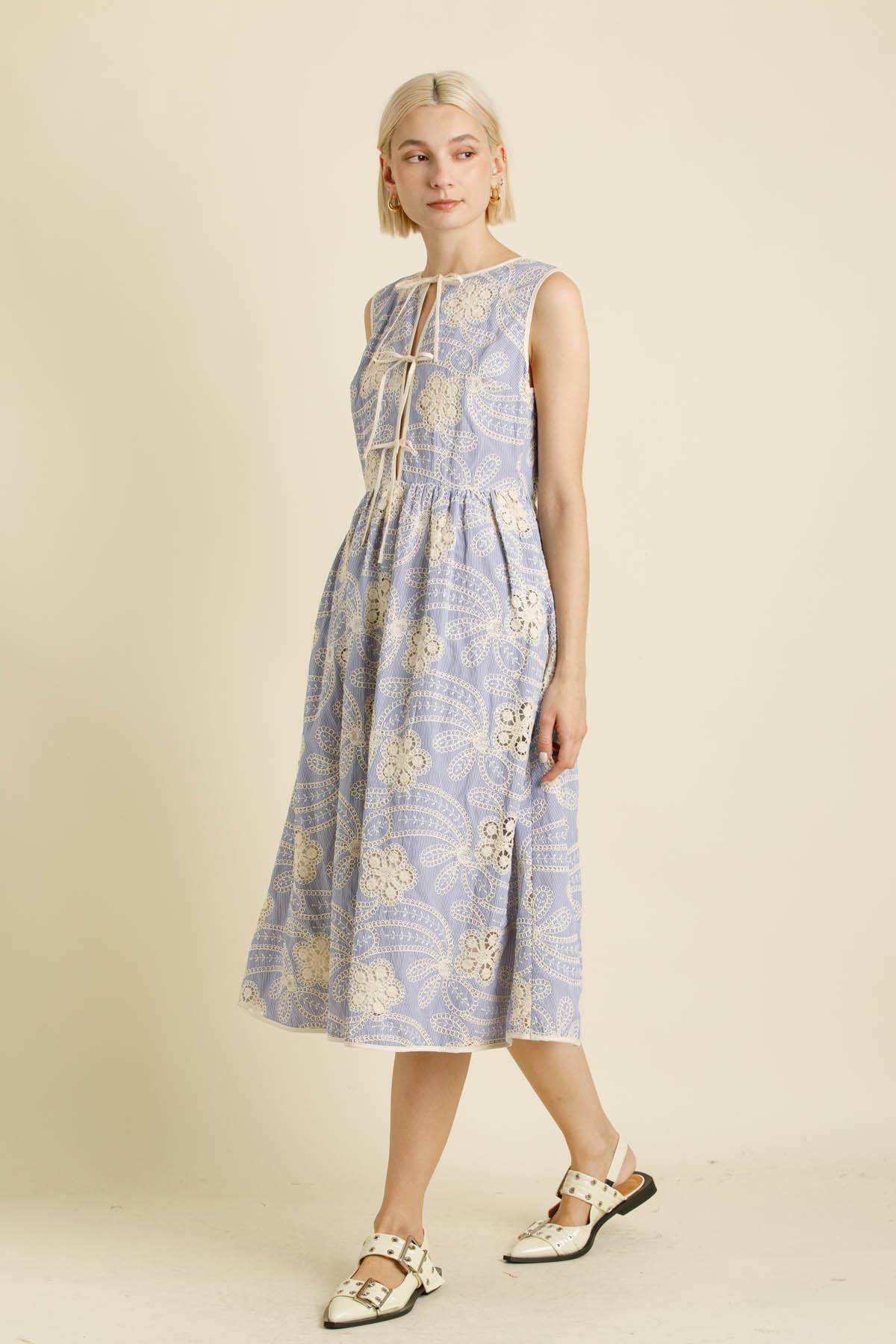 Gesticktes gestreiftes Midi-Kleid
