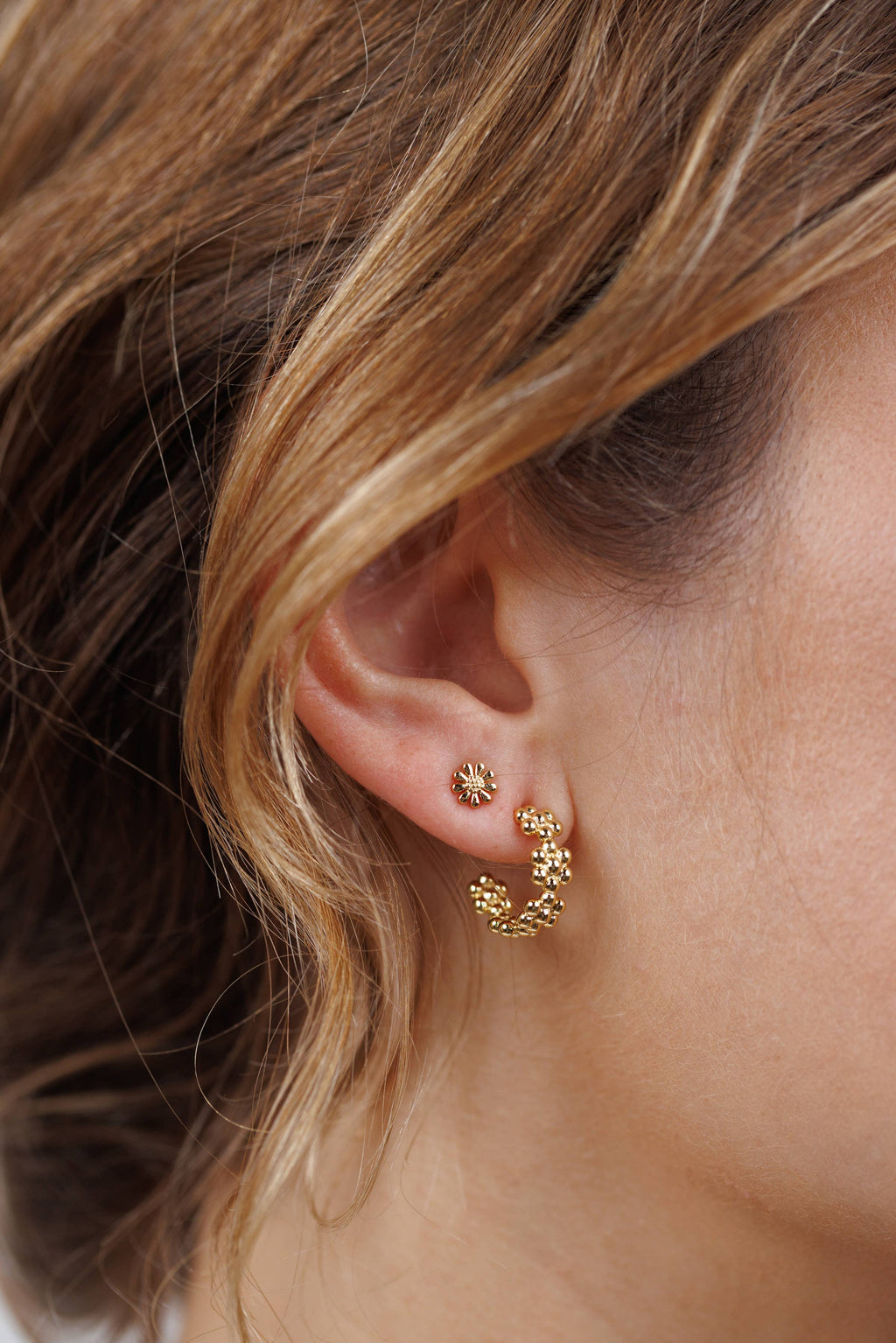 Petite Blume Hoop Ohrringe von JaxKelly