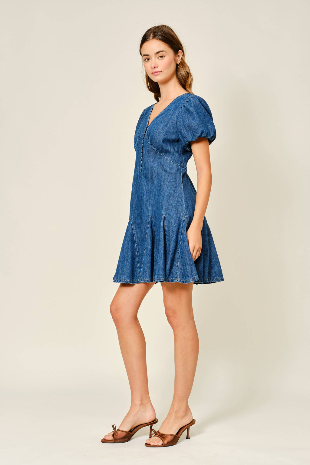 Puff Sleeve Denim Mini-Kleid von Aaron & Amber