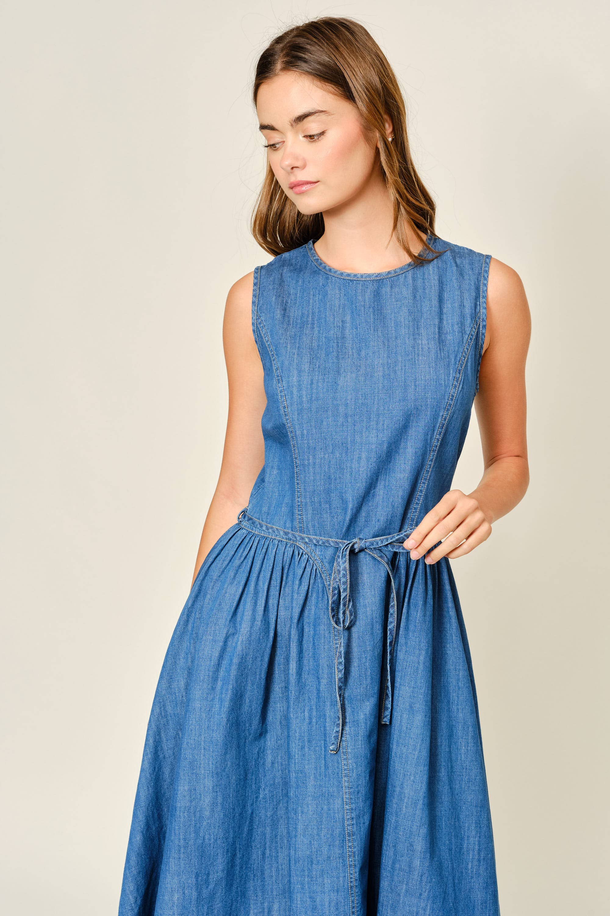 Gürtelverkleidung Denim Midi Dress von Aaron & Amber