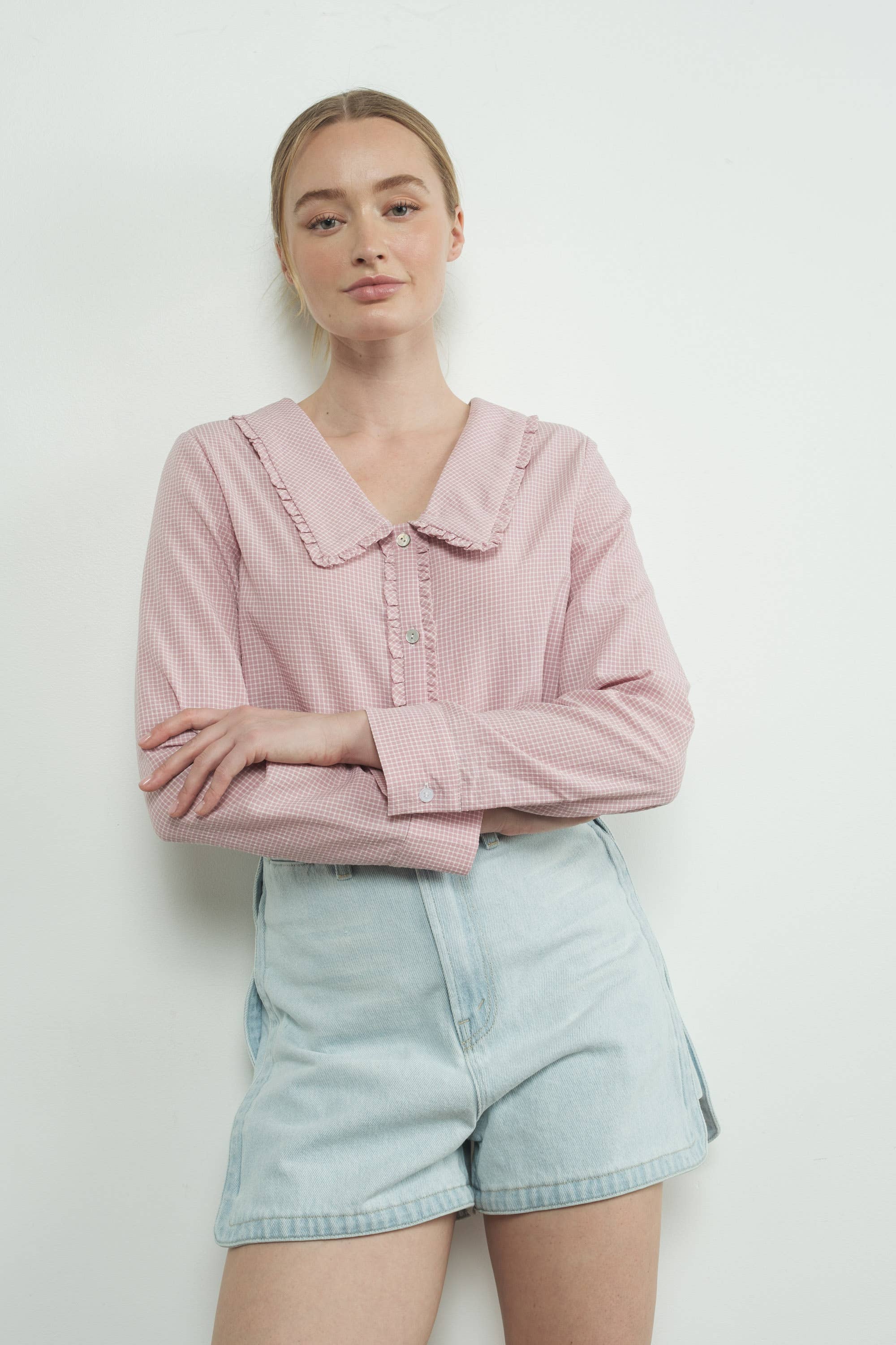 Checked Ruffle Edge Collar Buttondown Blouse von Aaron & Amber