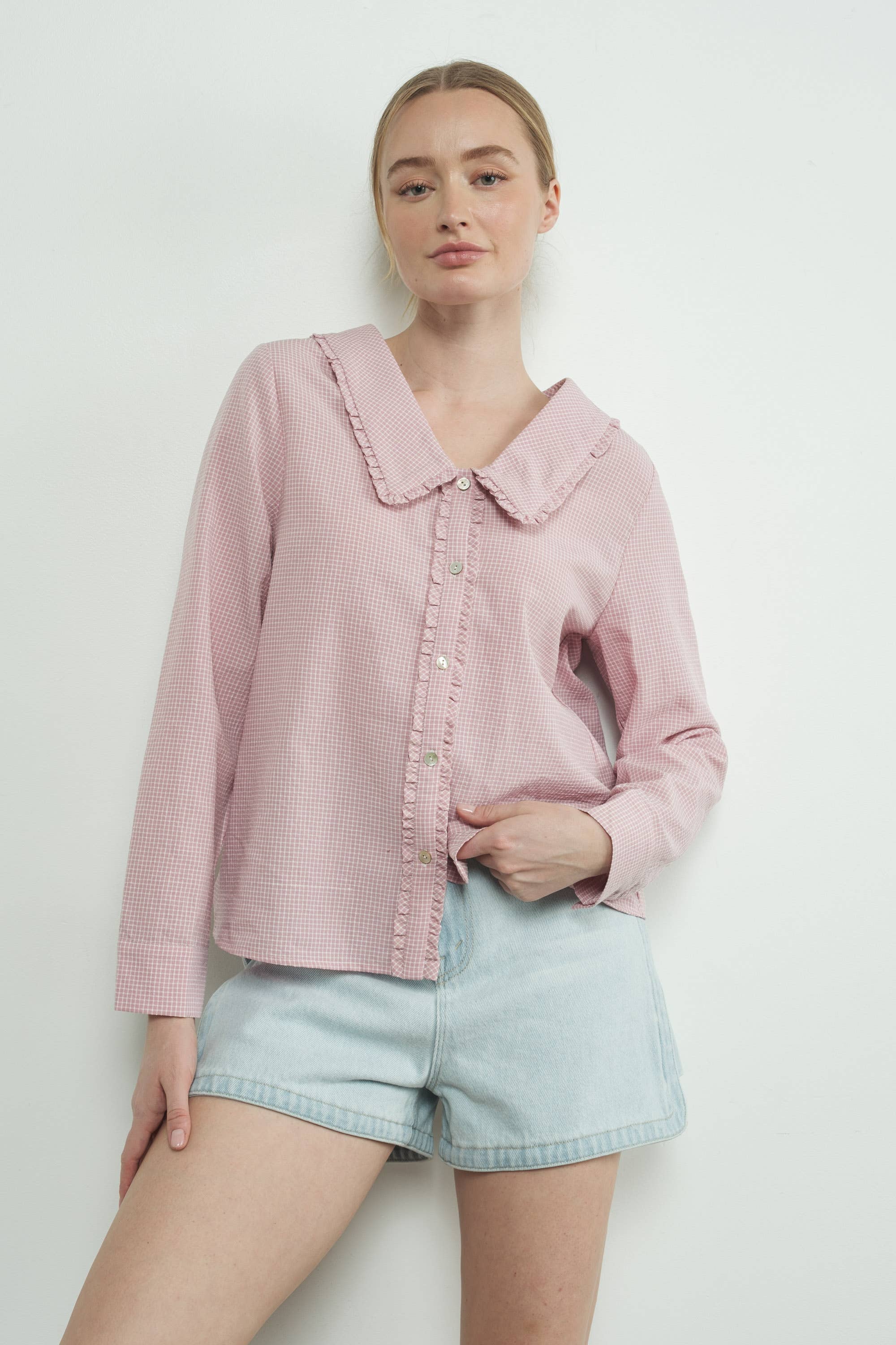 Checked Ruffle Edge Collar Buttondown Blouse von Aaron & Amber