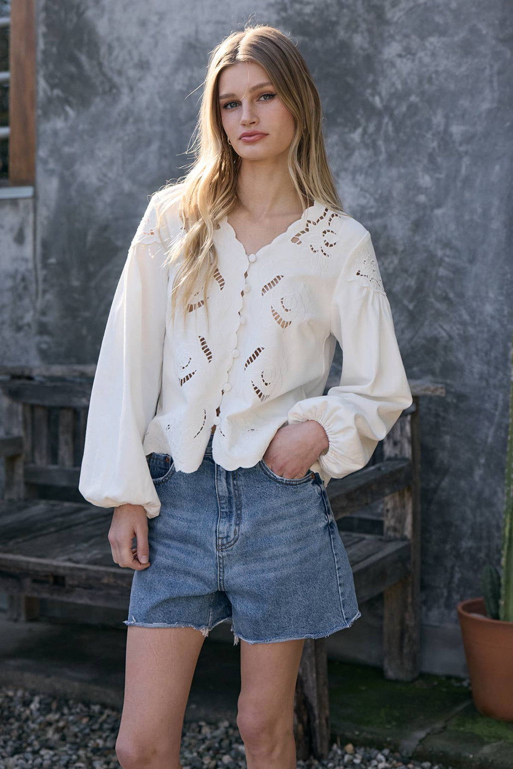 Scalloped Blumen Cutout Button Blouse