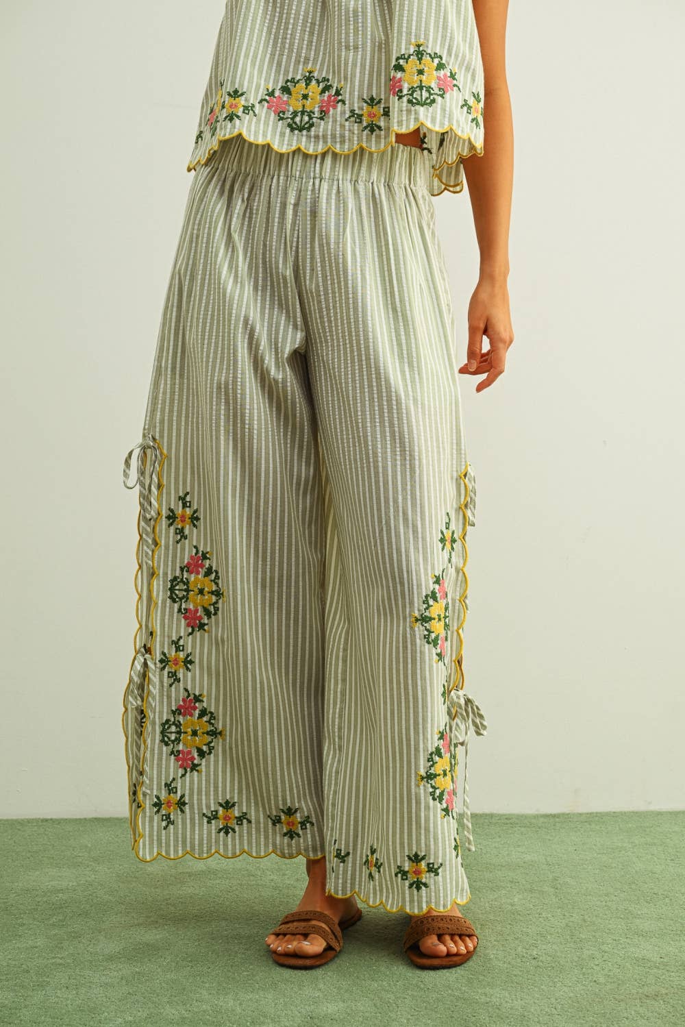 Blumen Emstickry Striped Hose mit Krawatte