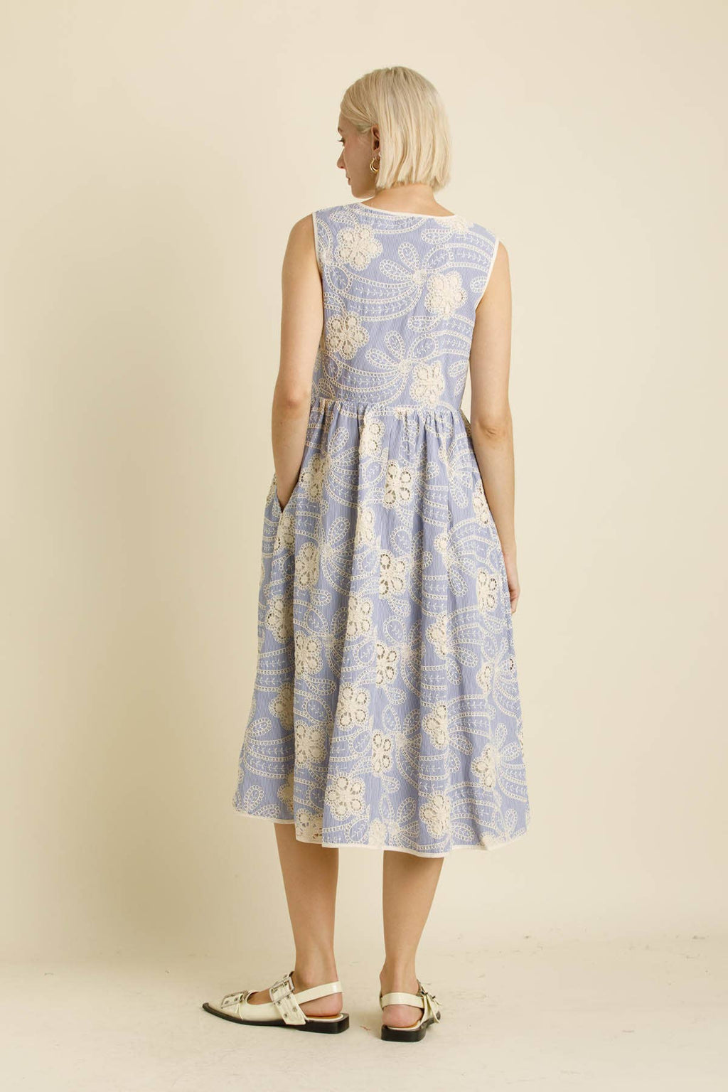 Gesticktes gestreiftes Midi-Kleid