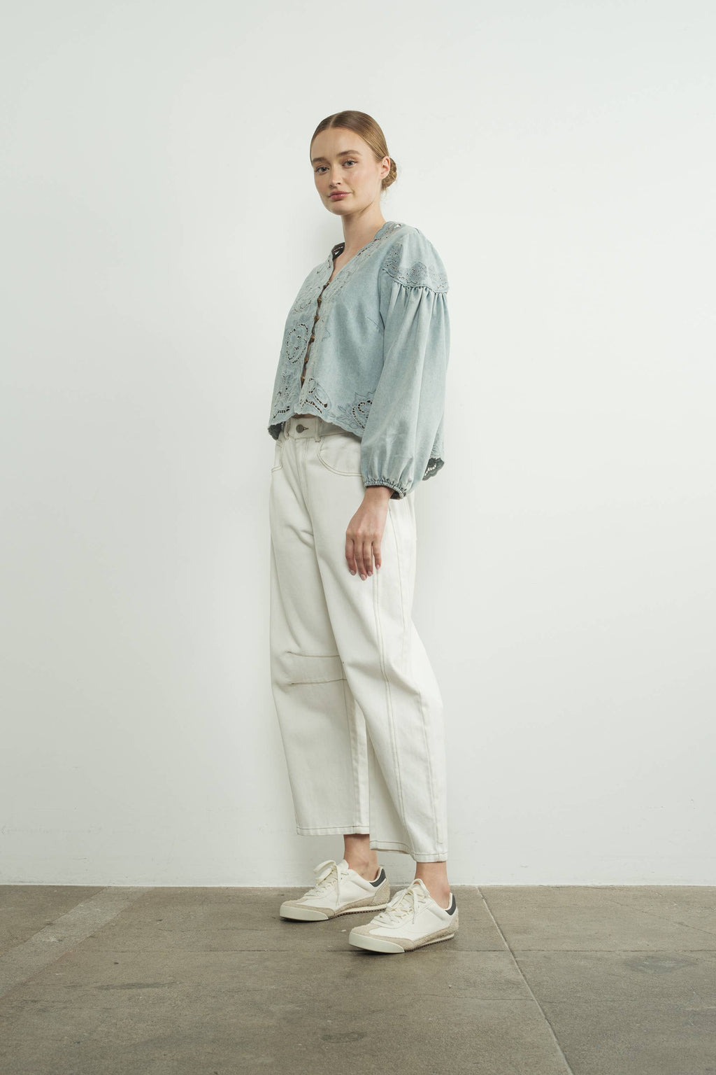 Denim Emstickry Volume Sleeve Blouse Top von Aaron & Amber