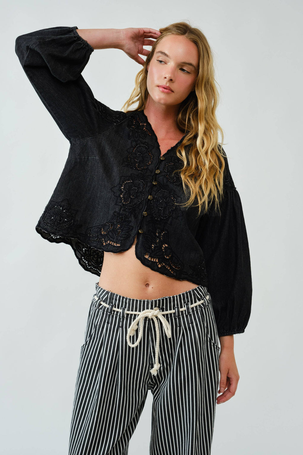 Denim Emstickry Volume Sleeve Blouse Top von Aaron & Amber