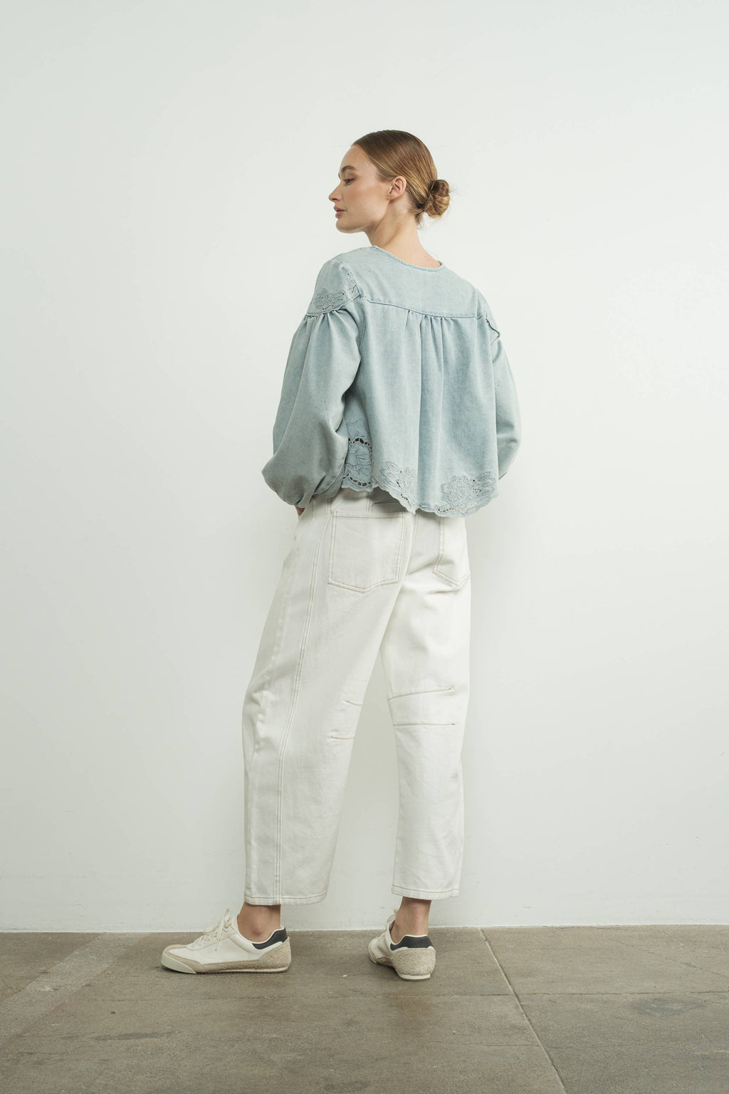 Denim Emstickry Volume Sleeve Blouse Top von Aaron & Amber
