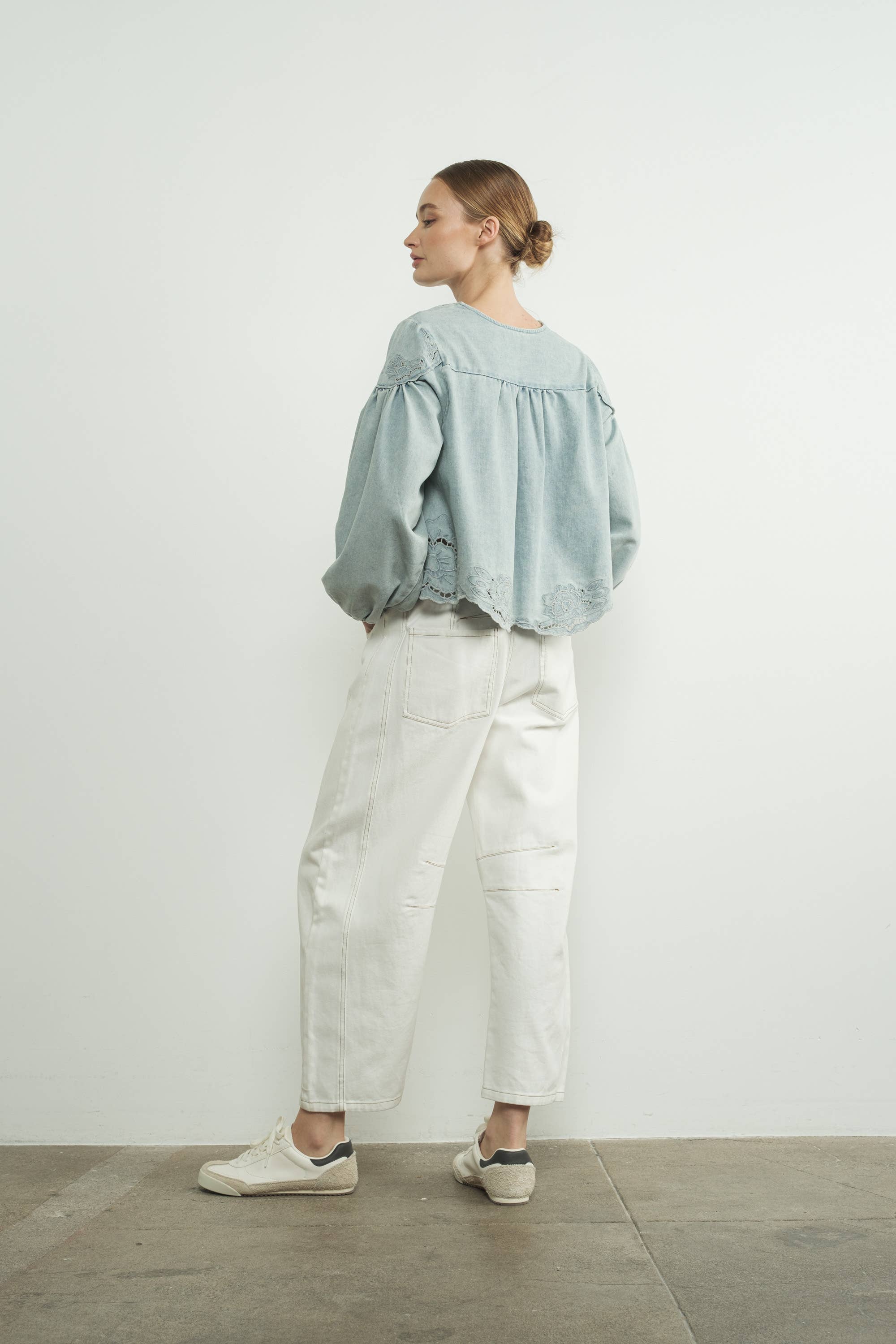 Denim Emstickry Volume Sleeve Blouse Top von Aaron & Amber