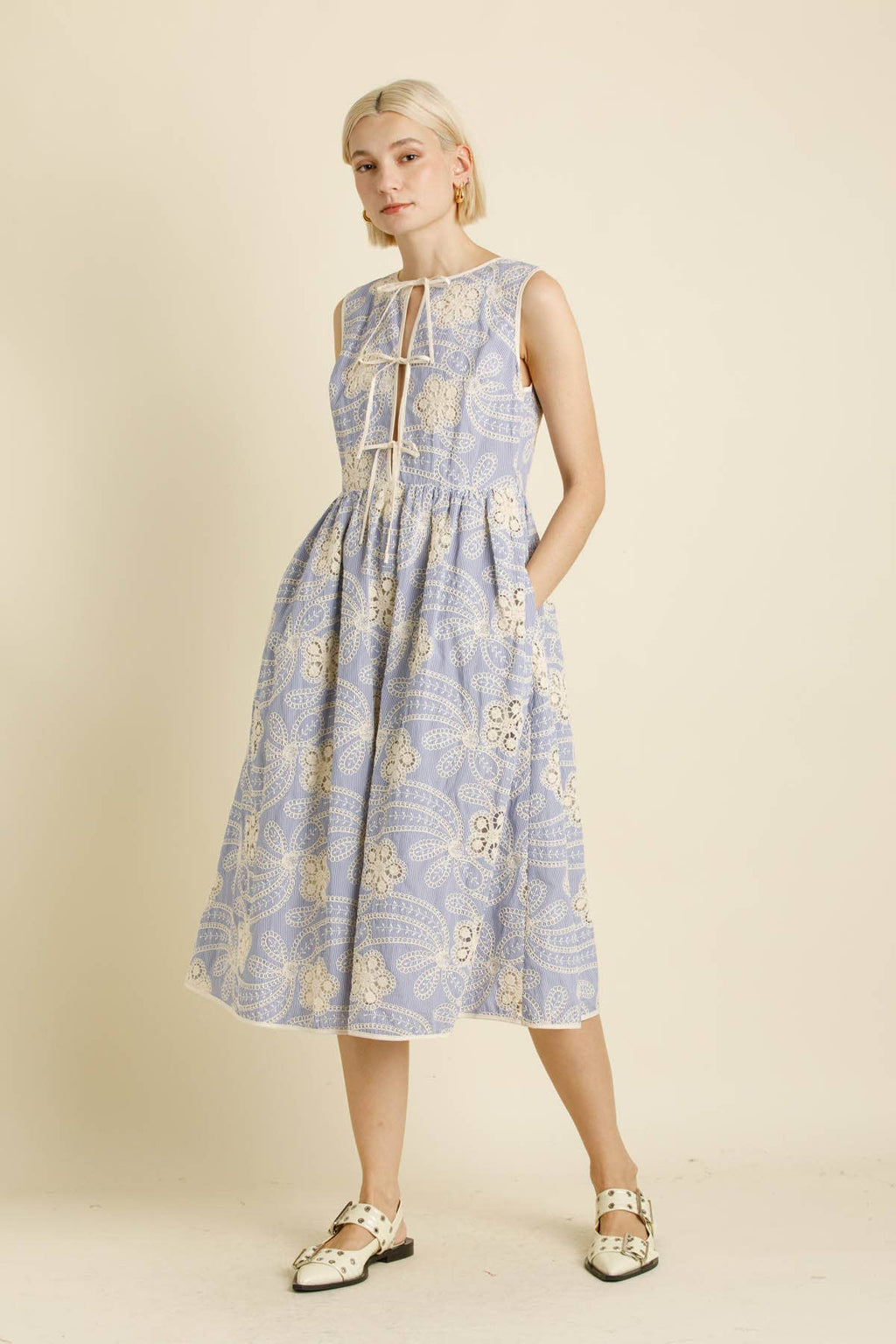 Gesticktes gestreiftes Midi-Kleid