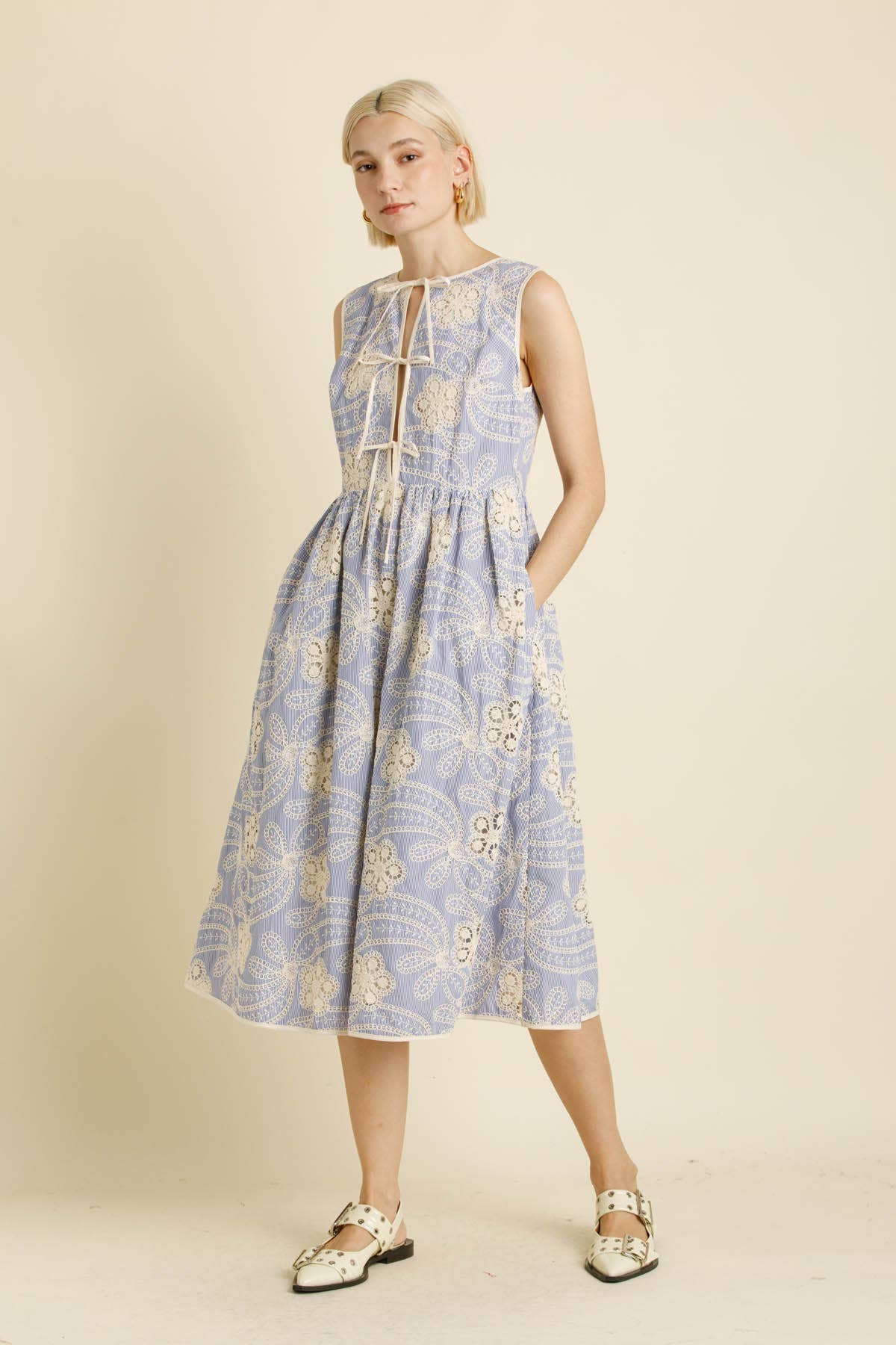 Gesticktes gestreiftes Midi-Kleid