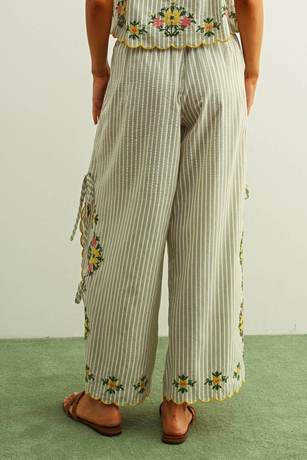 Blumen Emstickry Striped Hose mit Krawatte