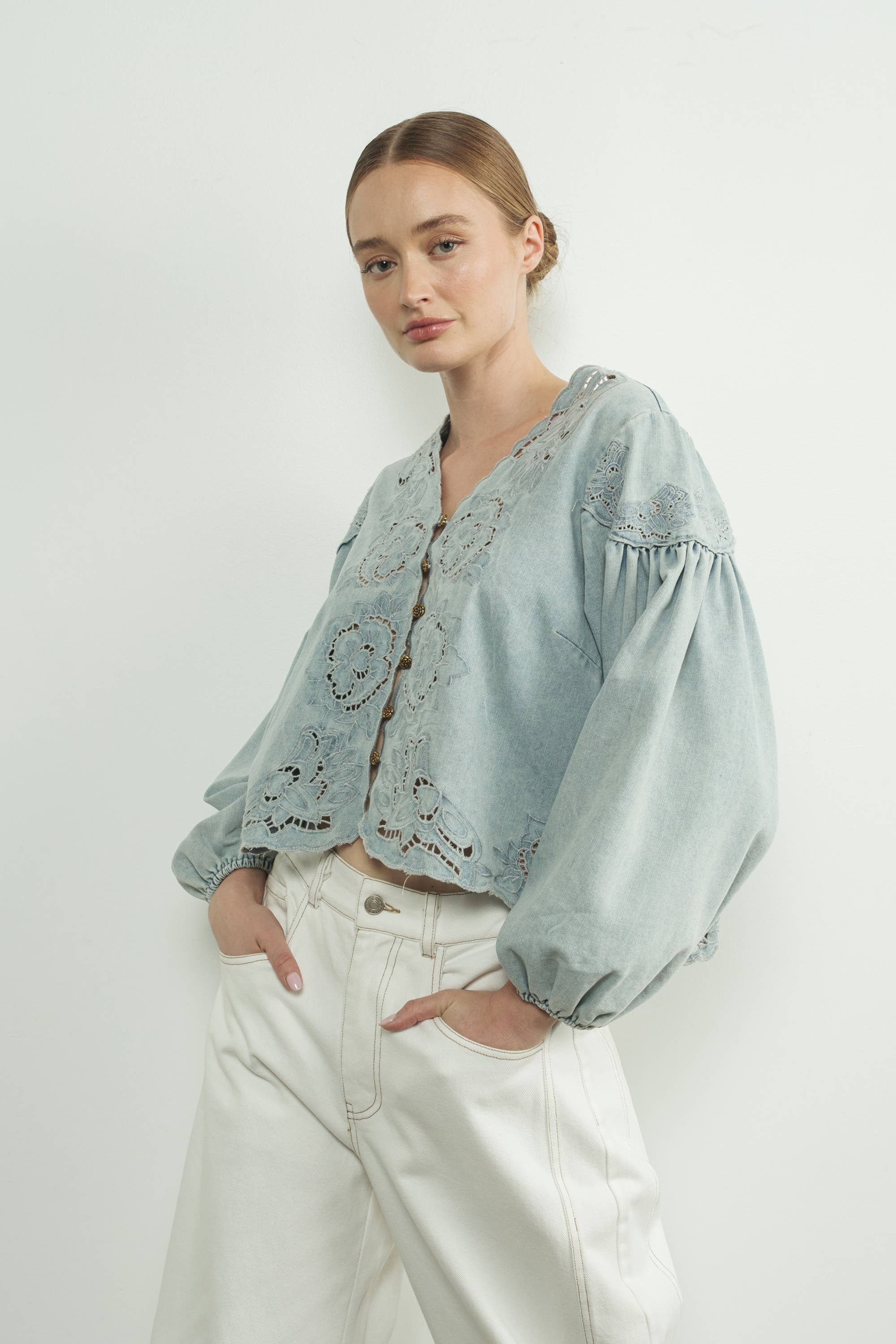 Denim Emstickry Volume Sleeve Blouse Top von Aaron & Amber