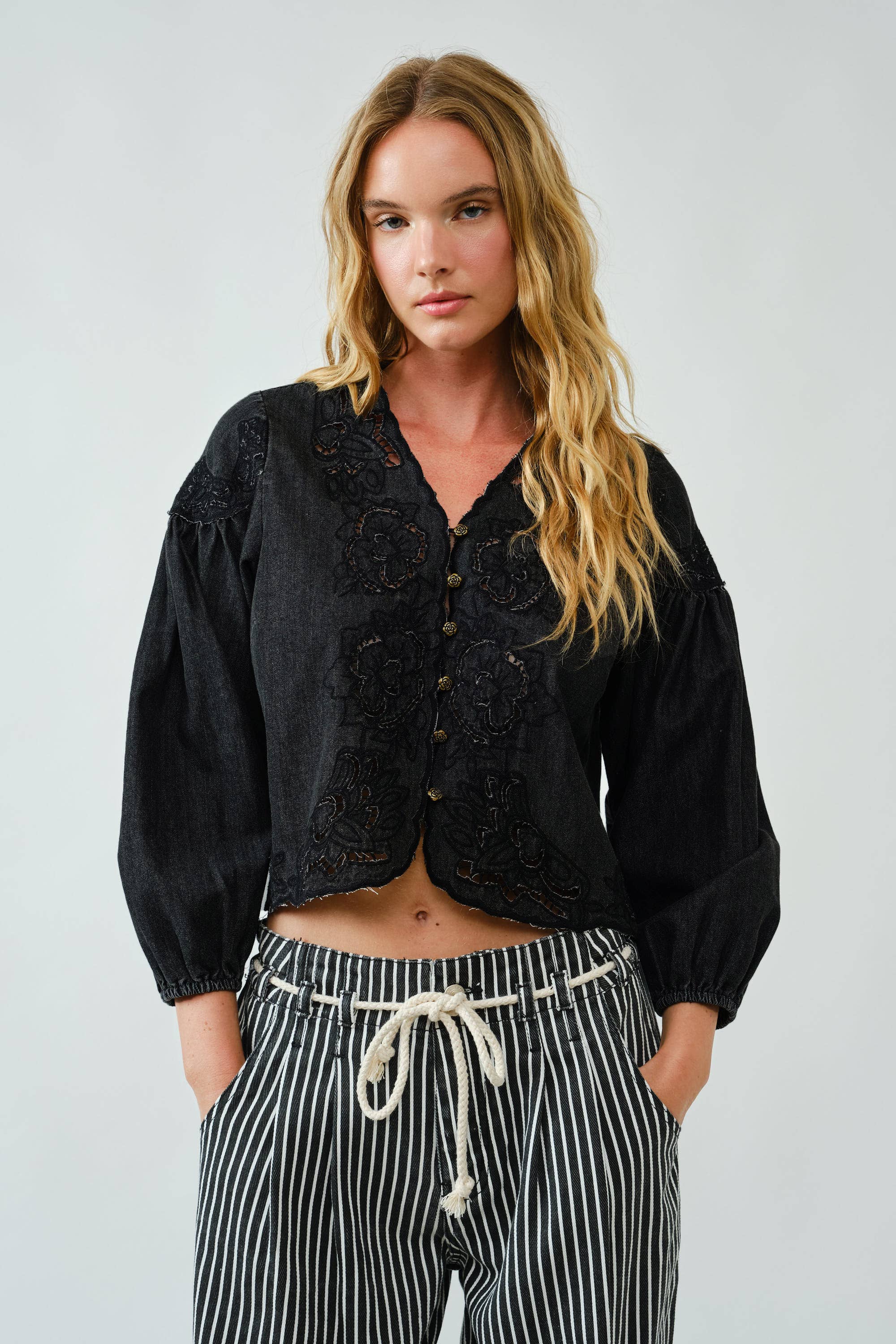 Denim Emstickry Volume Sleeve Blouse Top von Aaron & Amber