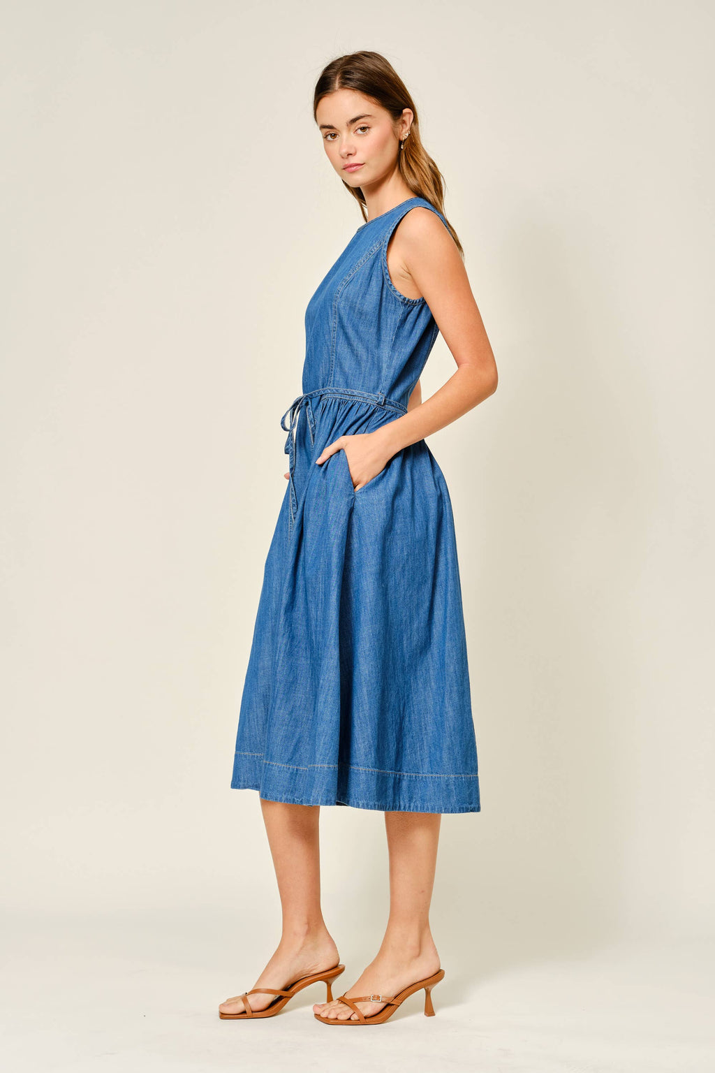 Gürtelverkleidung Denim Midi Dress von Aaron & Amber