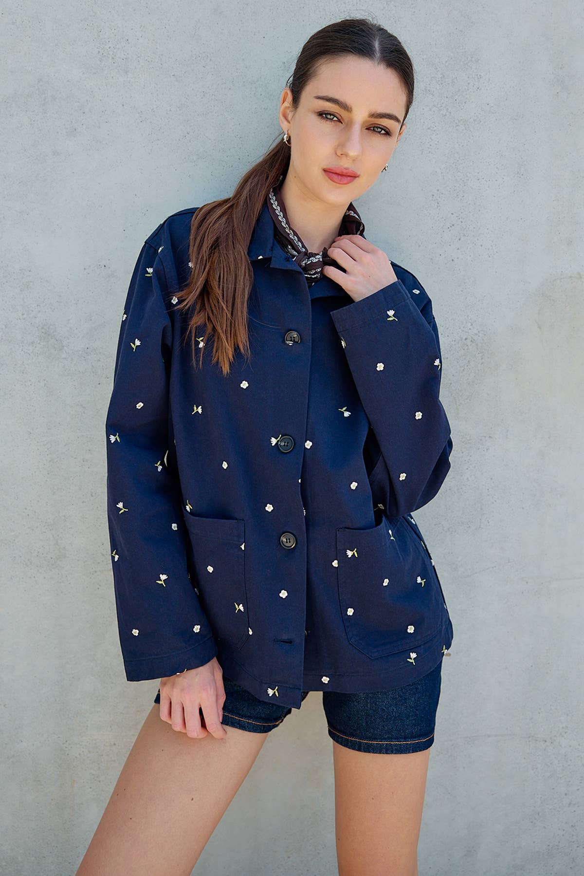 Bestickte Leichtgewicht-Knopfjacke