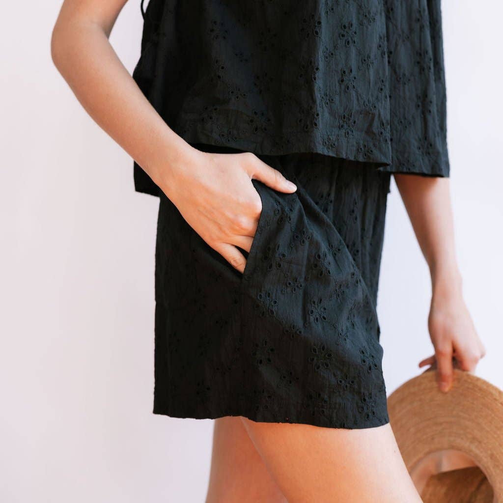 Schwarz Eyelet Bermuda Shorts von Sunshine Tienda