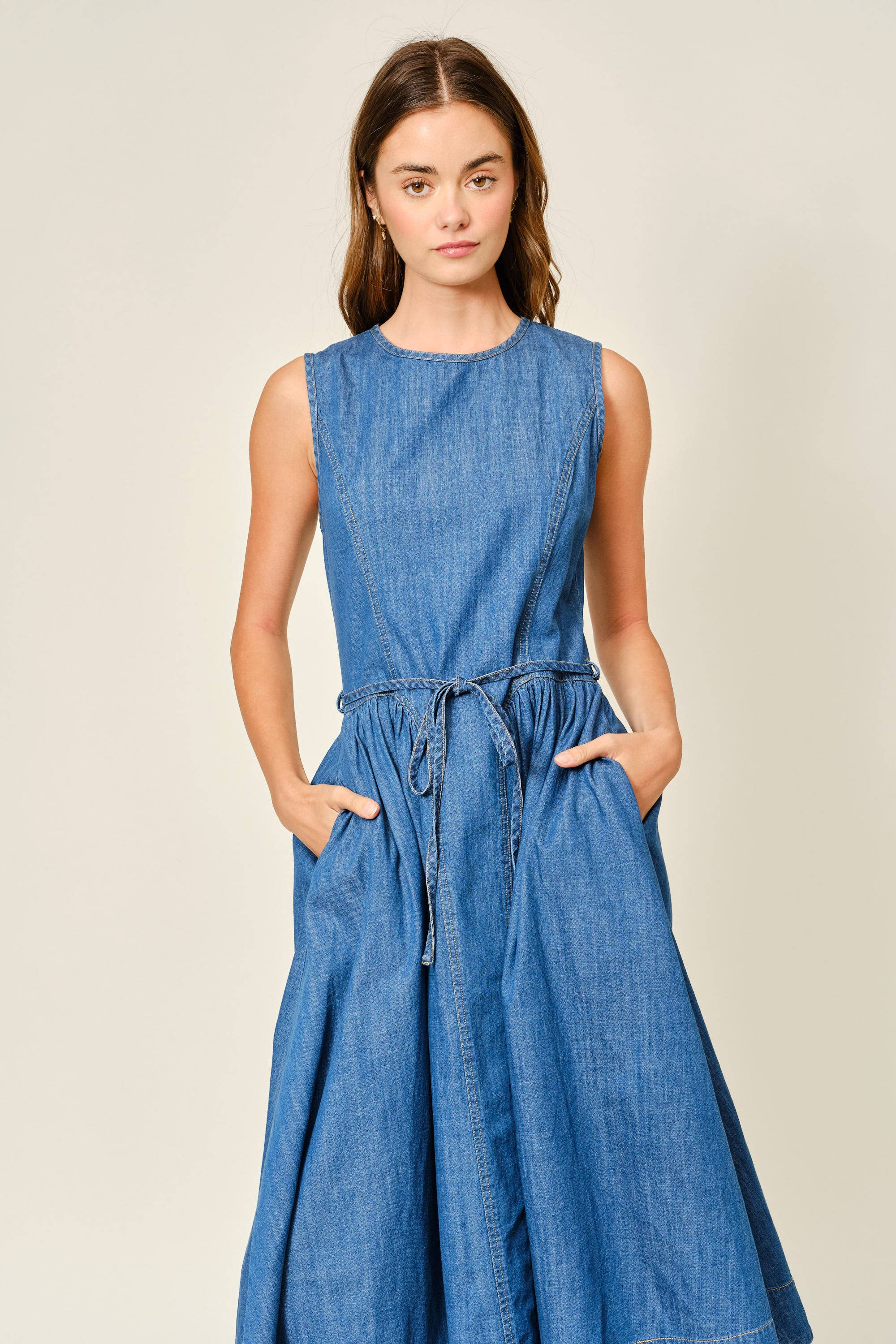 Gürtelverkleidung Denim Midi Dress von Aaron & Amber