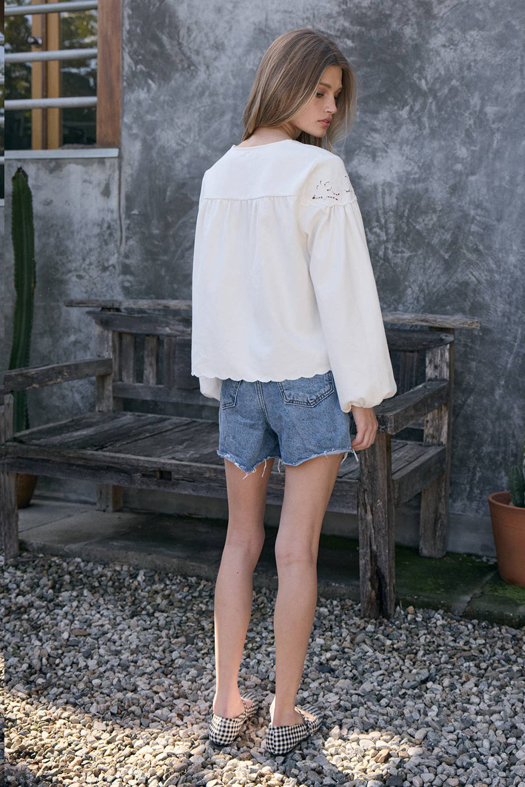 Scalloped Blumen Cutout Button Blouse