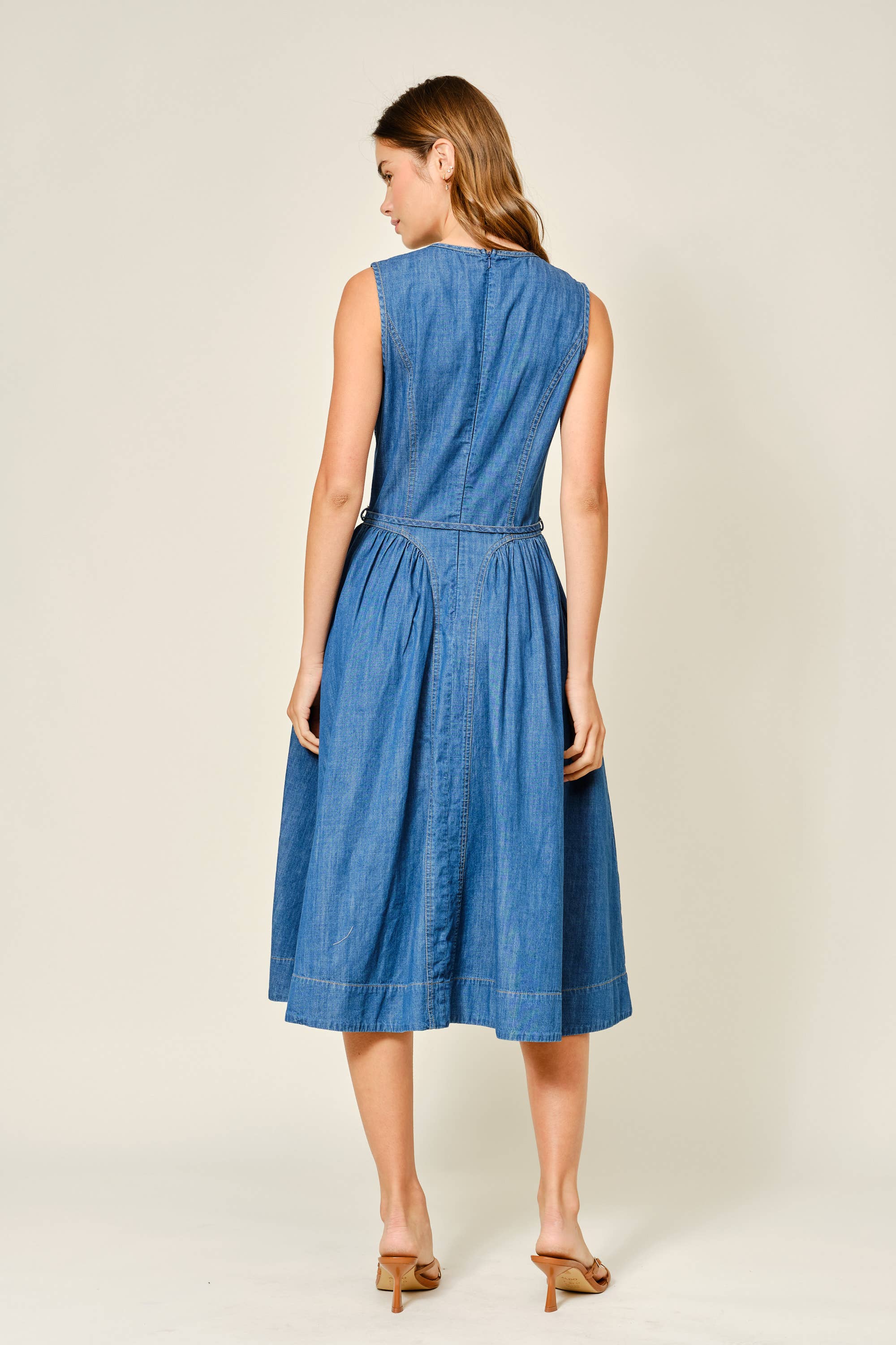 Gürtelverkleidung Denim Midi Dress von Aaron & Amber
