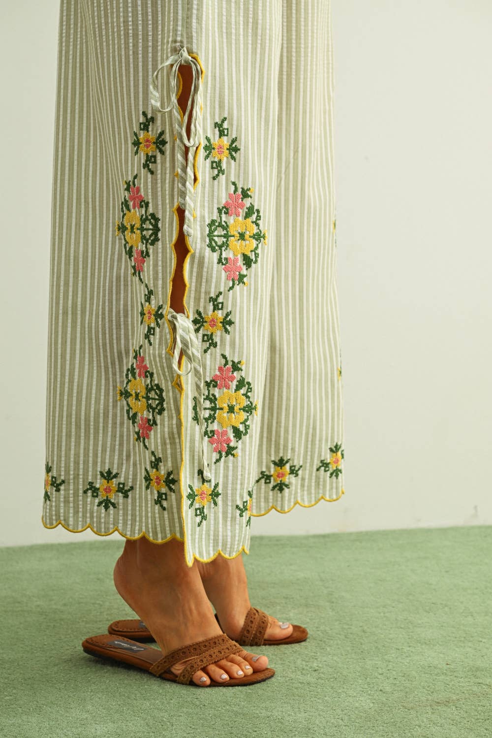 Blumen Emstickry Striped Hose mit Krawatte