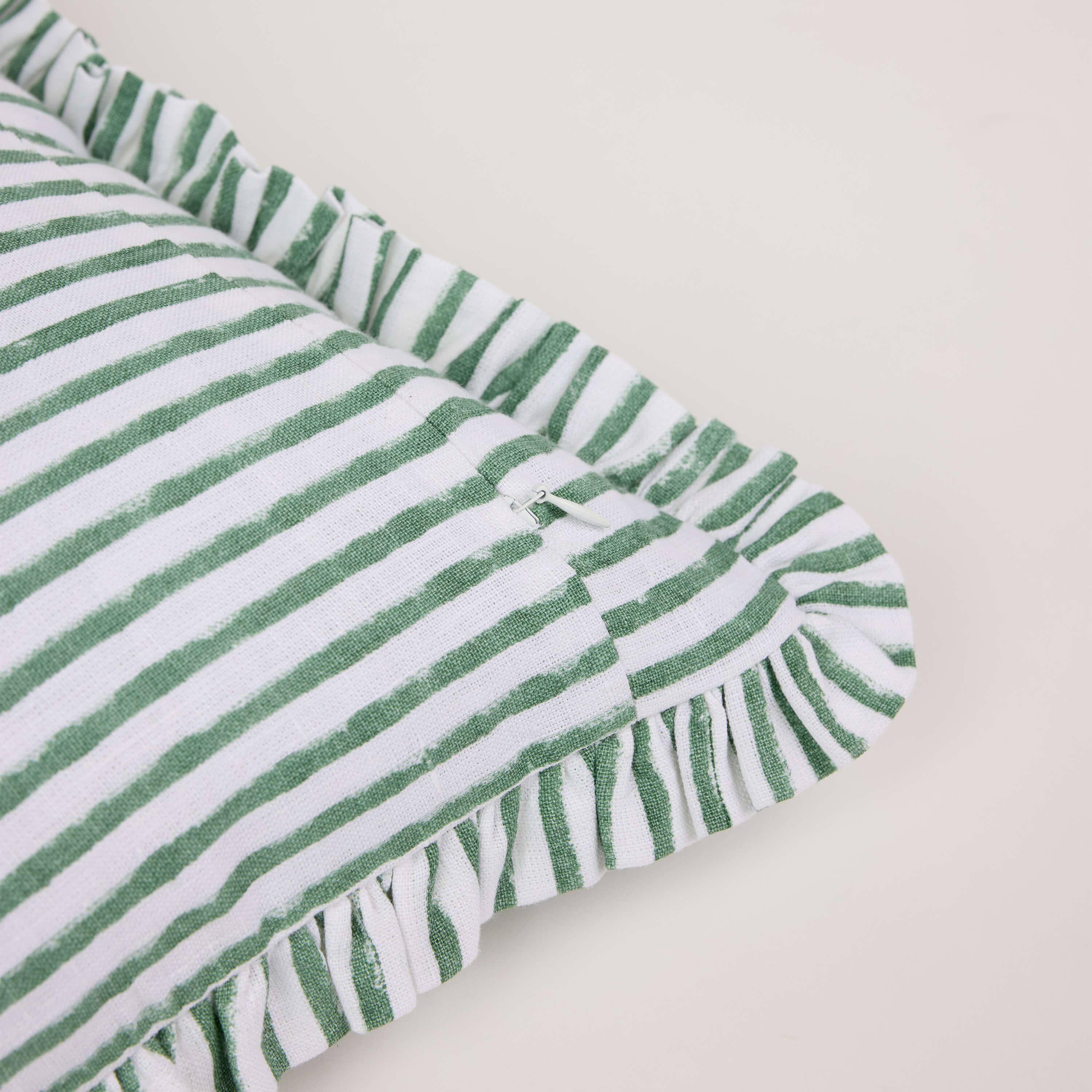 Block gedruckte Ruffle Cushion Bezug in Bengal Stripe von Craft Boat