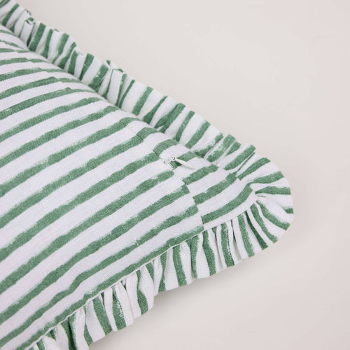 Block gedruckte Ruffle Cushion Bezug in Bengal Stripe von Craft Boat