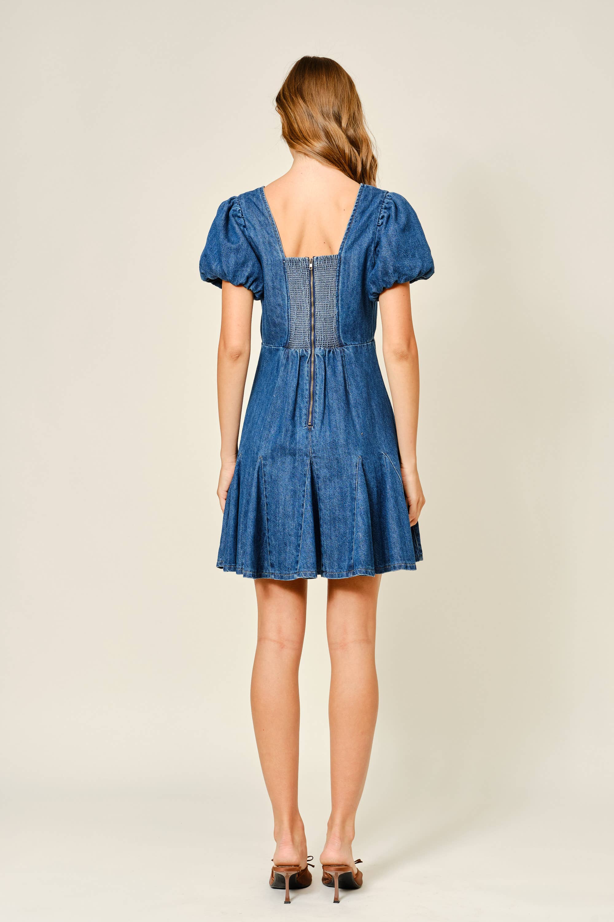 Puff Sleeve Denim Mini-Kleid von Aaron & Amber