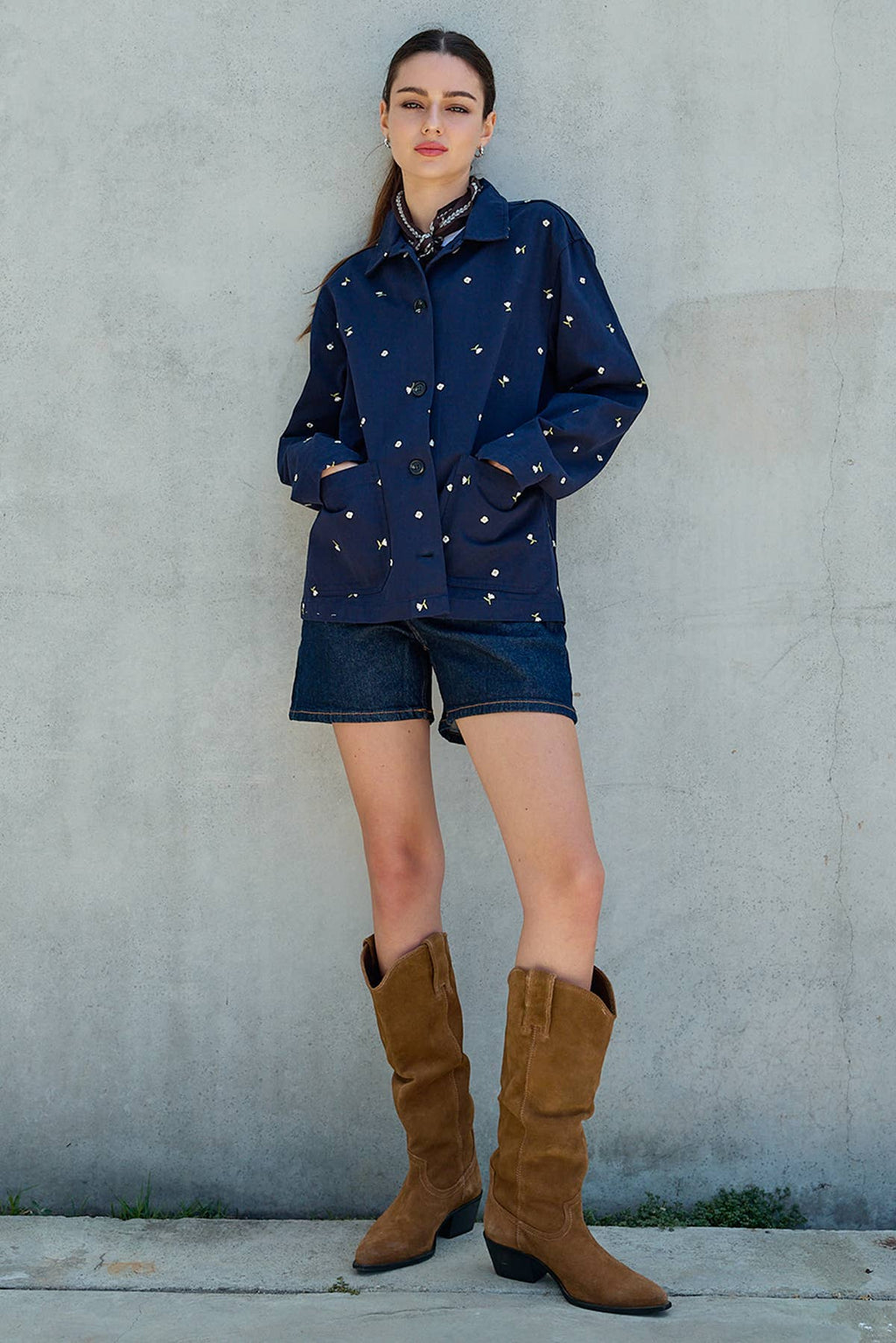 Bestickte Leichtgewicht-Knopfjacke