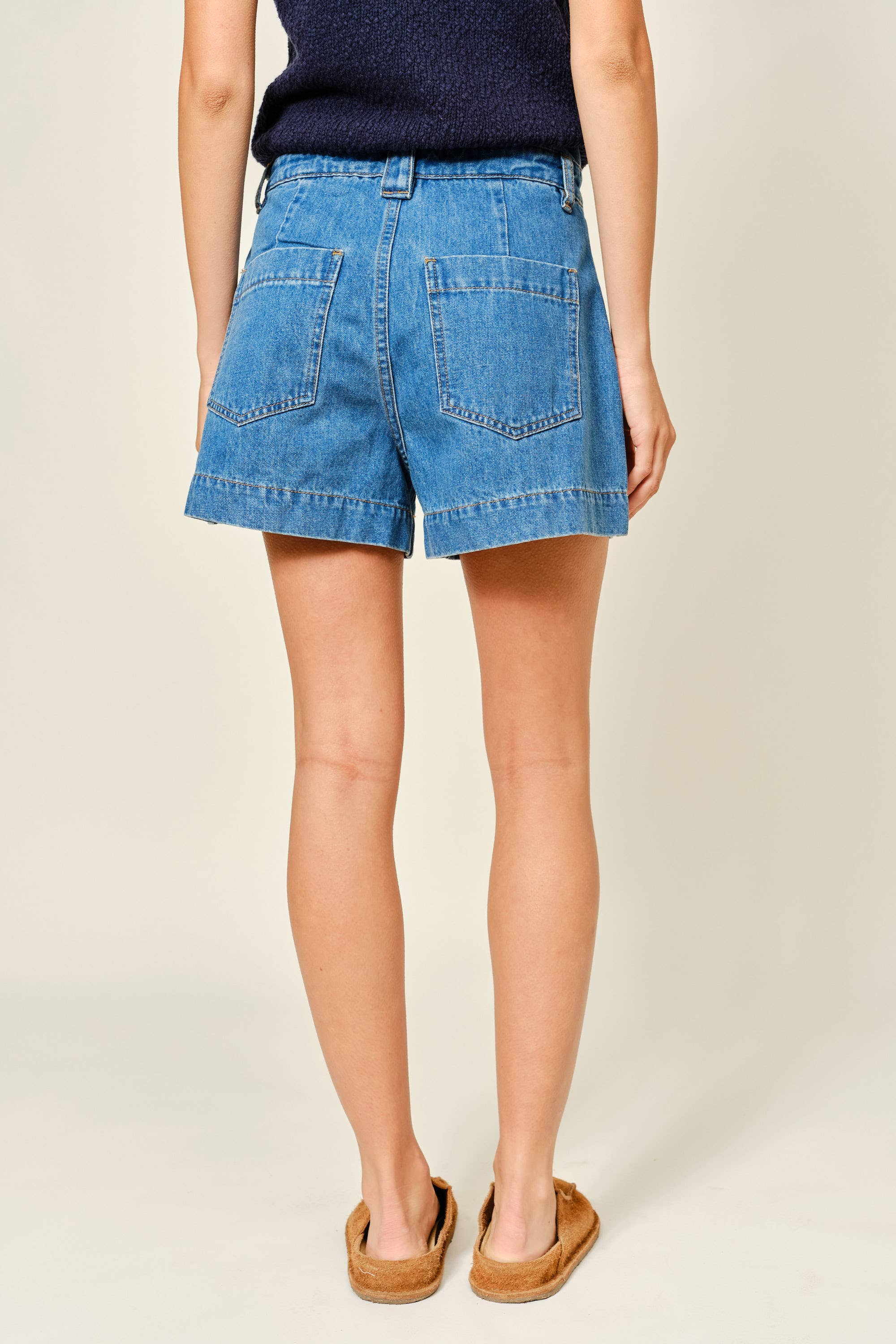 Mid Rise Flare Denim Shorts von Aaron & Amber