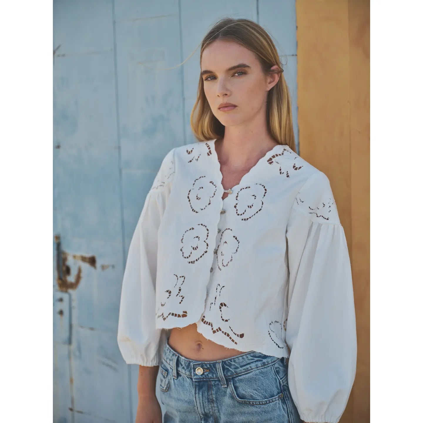 Denim Emstickry Volume Sleeve Blouse Top von Aaron & Amber