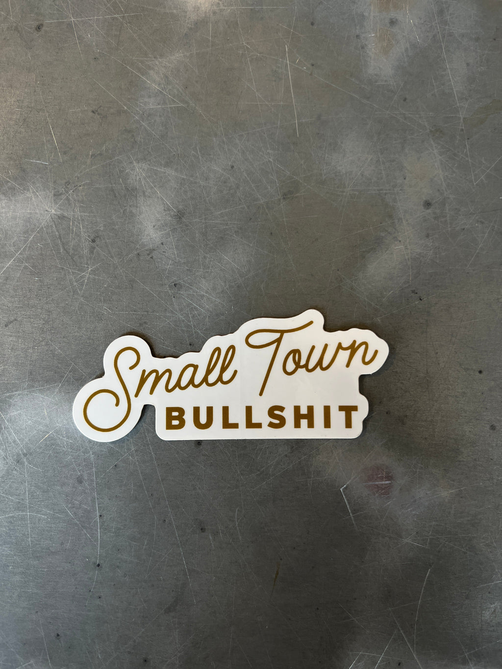 Kleinstadt Bullshit Sticker im Skript