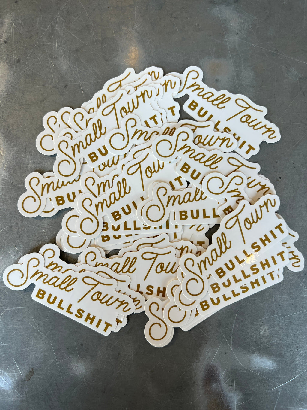 Kleinstadt Bullshit Sticker im Skript