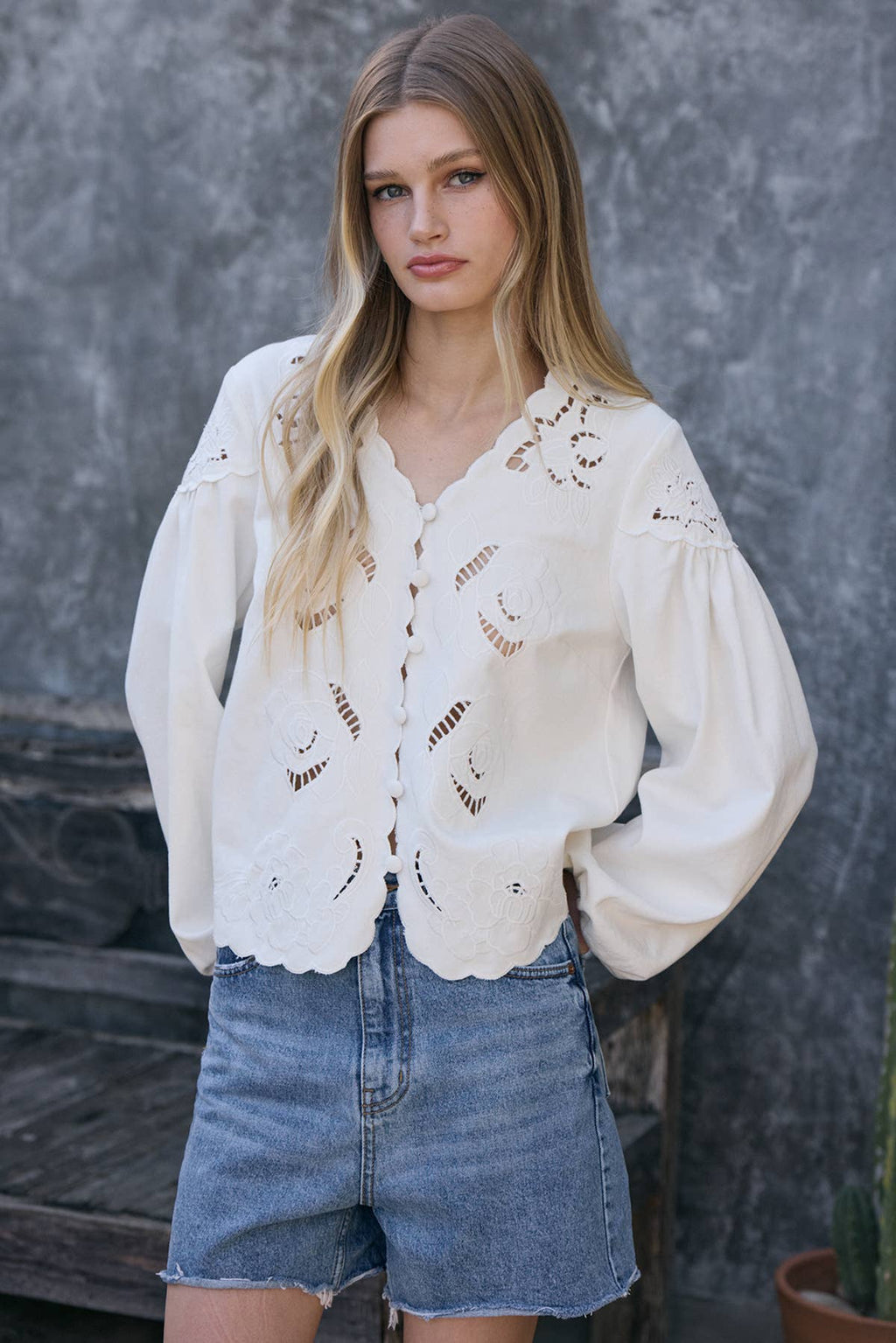 Scalloped Blumen Cutout Button Blouse