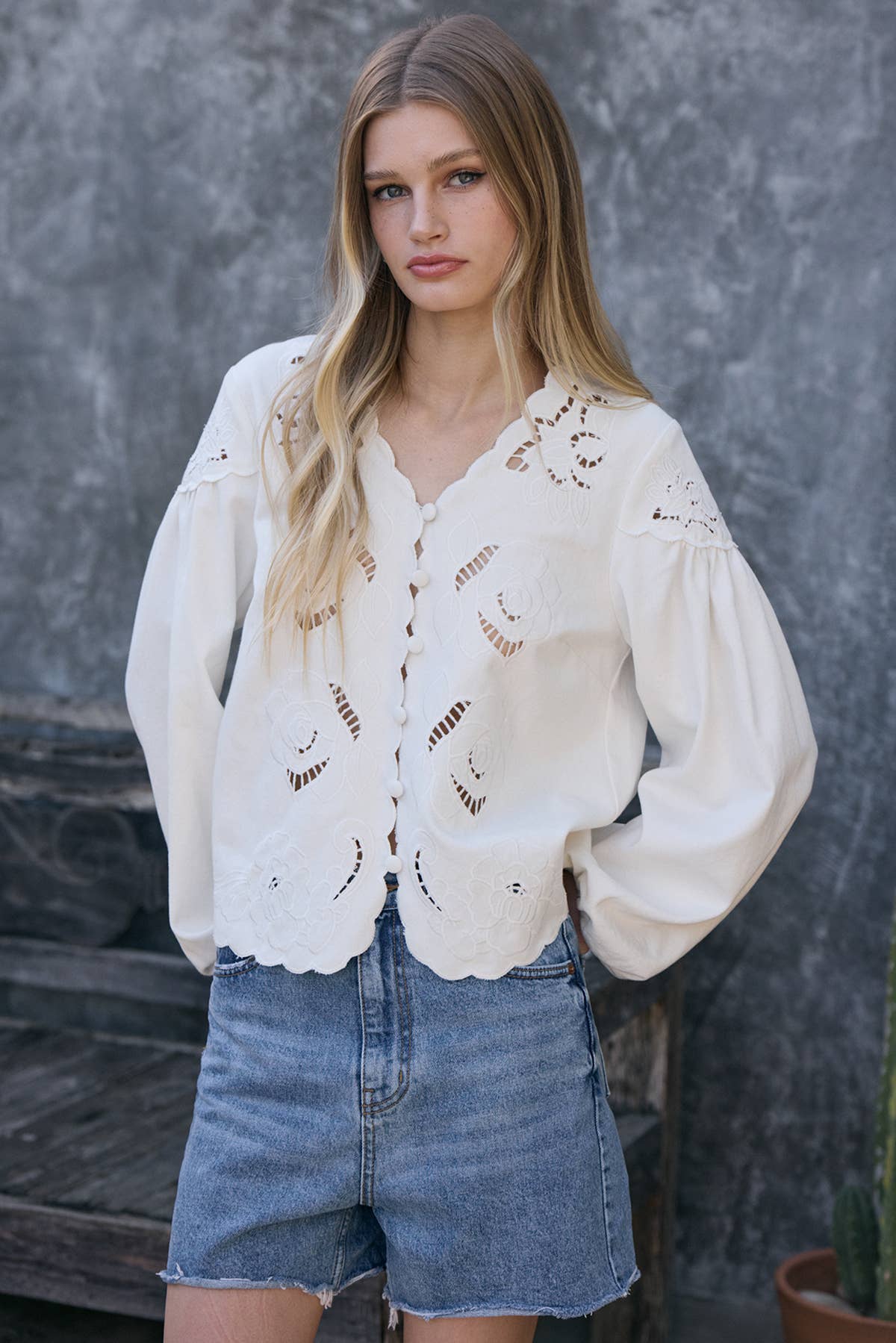 Scalloped Blumen Cutout Button Blouse