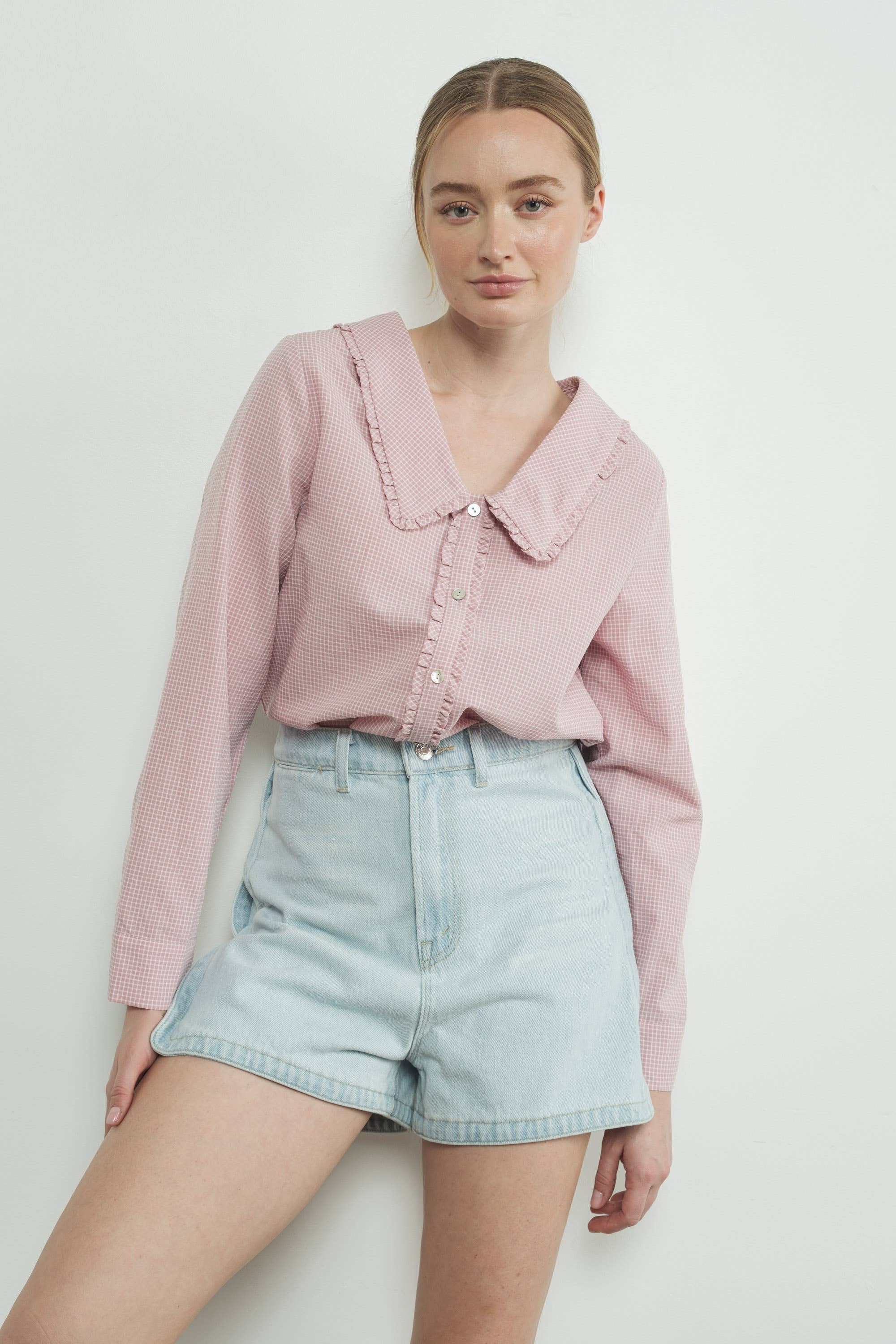 Checked Ruffle Edge Collar Buttondown Blouse von Aaron & Amber