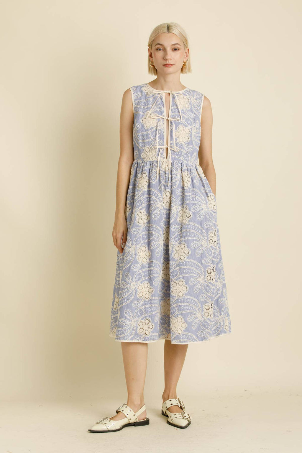 Gesticktes gestreiftes Midi-Kleid