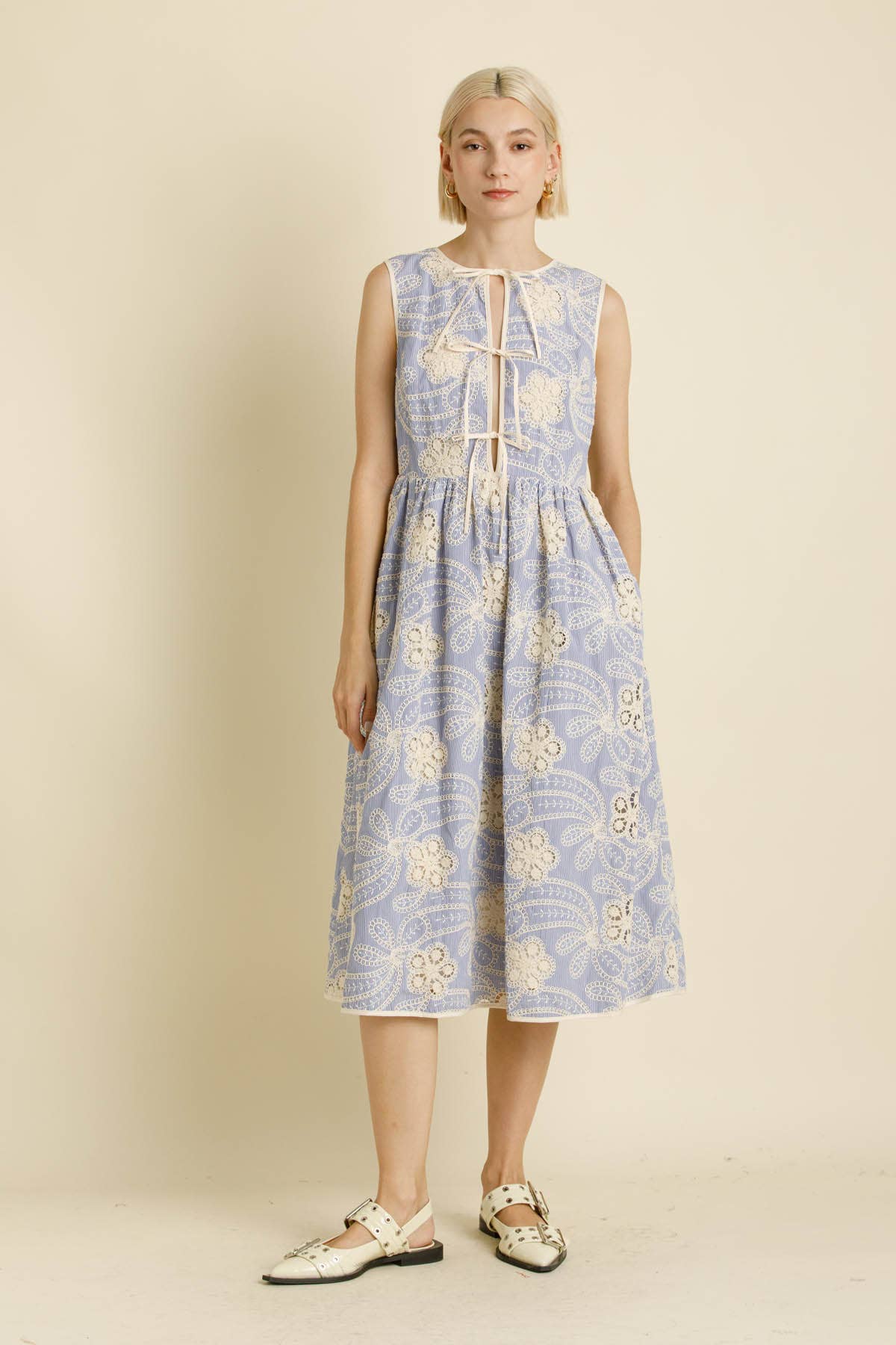 Gesticktes gestreiftes Midi-Kleid