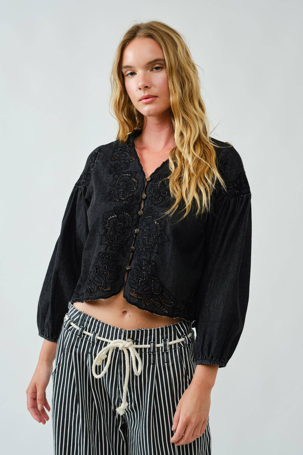 Denim Emstickry Volume Sleeve Blouse Top von Aaron & Amber