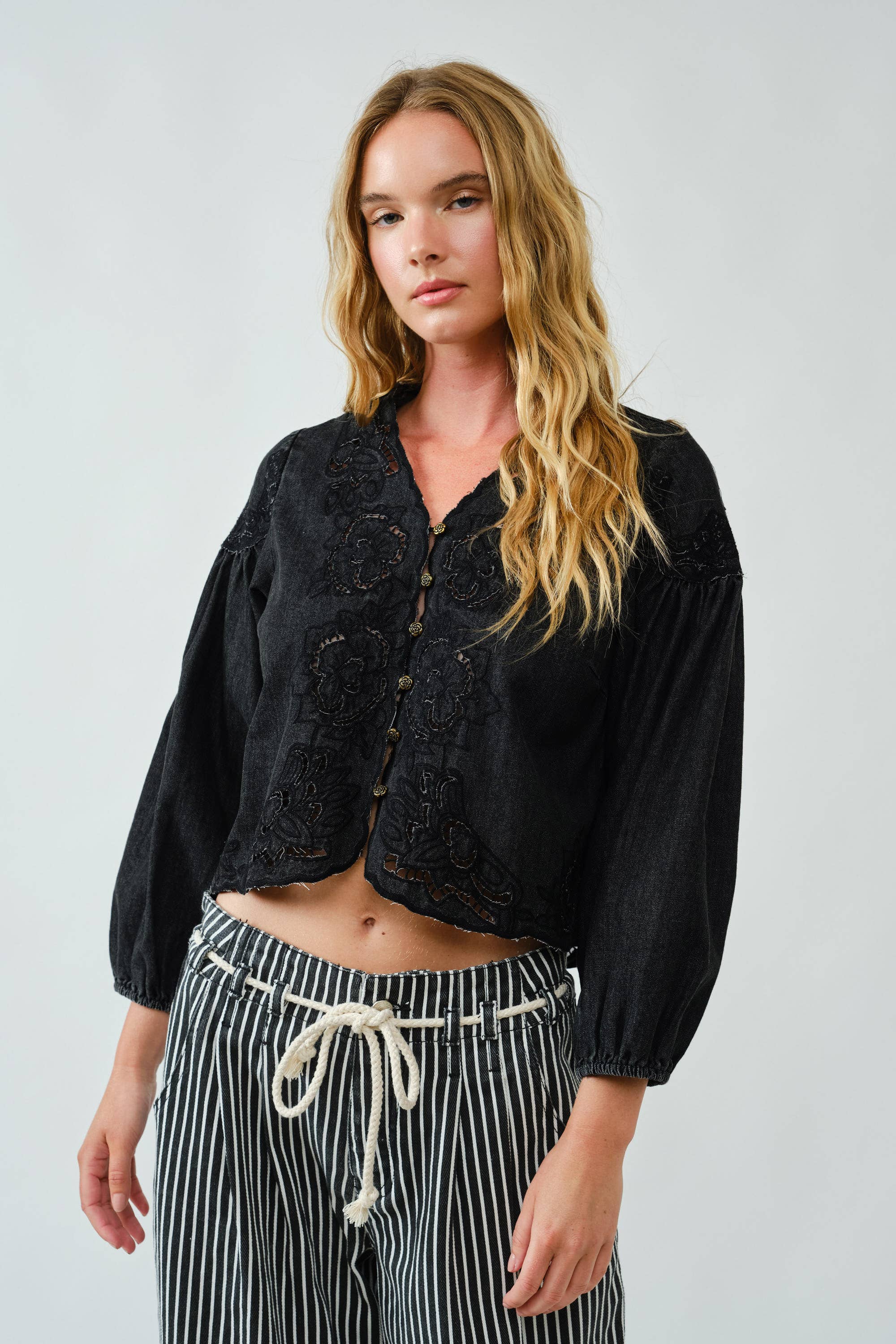 Denim Emstickry Volume Sleeve Blouse Top von Aaron & Amber