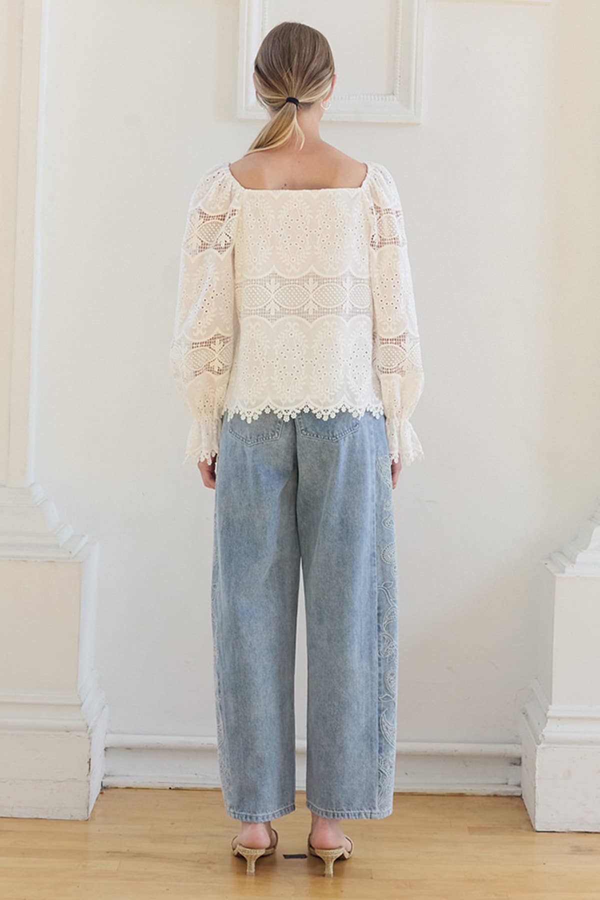 Bestickte Augenspitzeneckenbluse