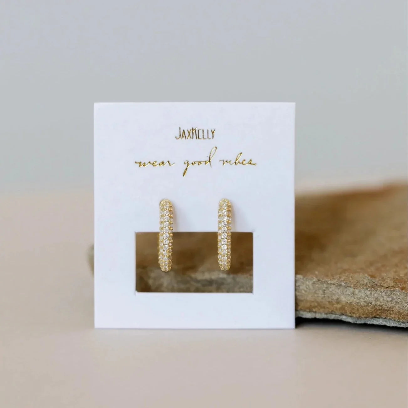 Golden Hoop Pavé Ohrringe von JaxKelly