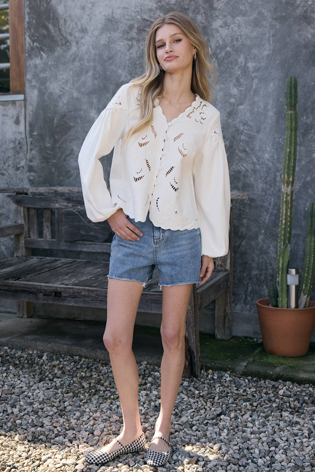 Scalloped Blumen Cutout Button Blouse
