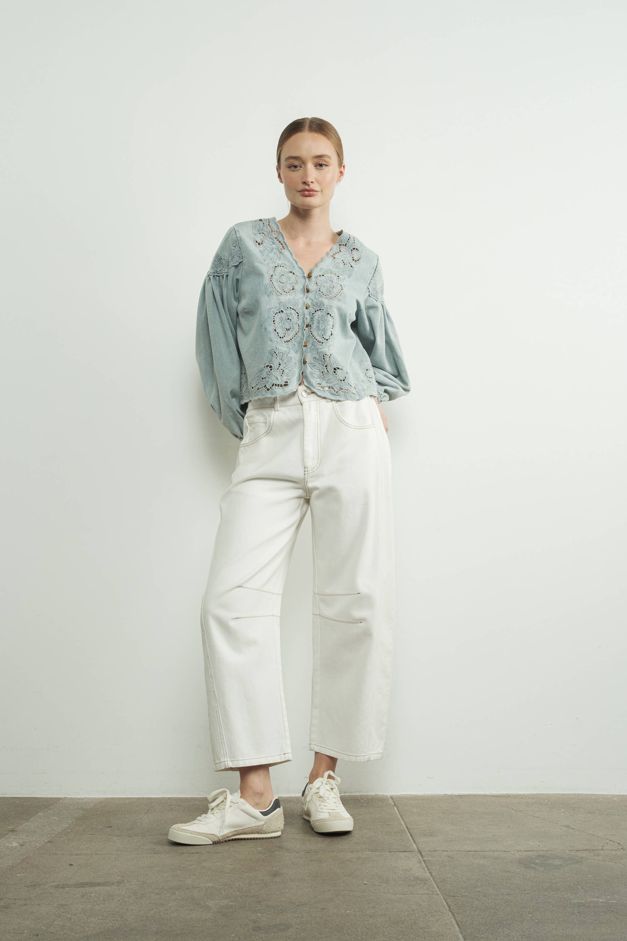 Denim Emstickry Volume Sleeve Blouse Top von Aaron & Amber