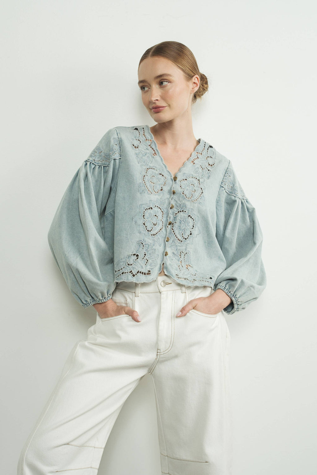 Denim Emstickry Volume Sleeve Blouse Top von Aaron & Amber