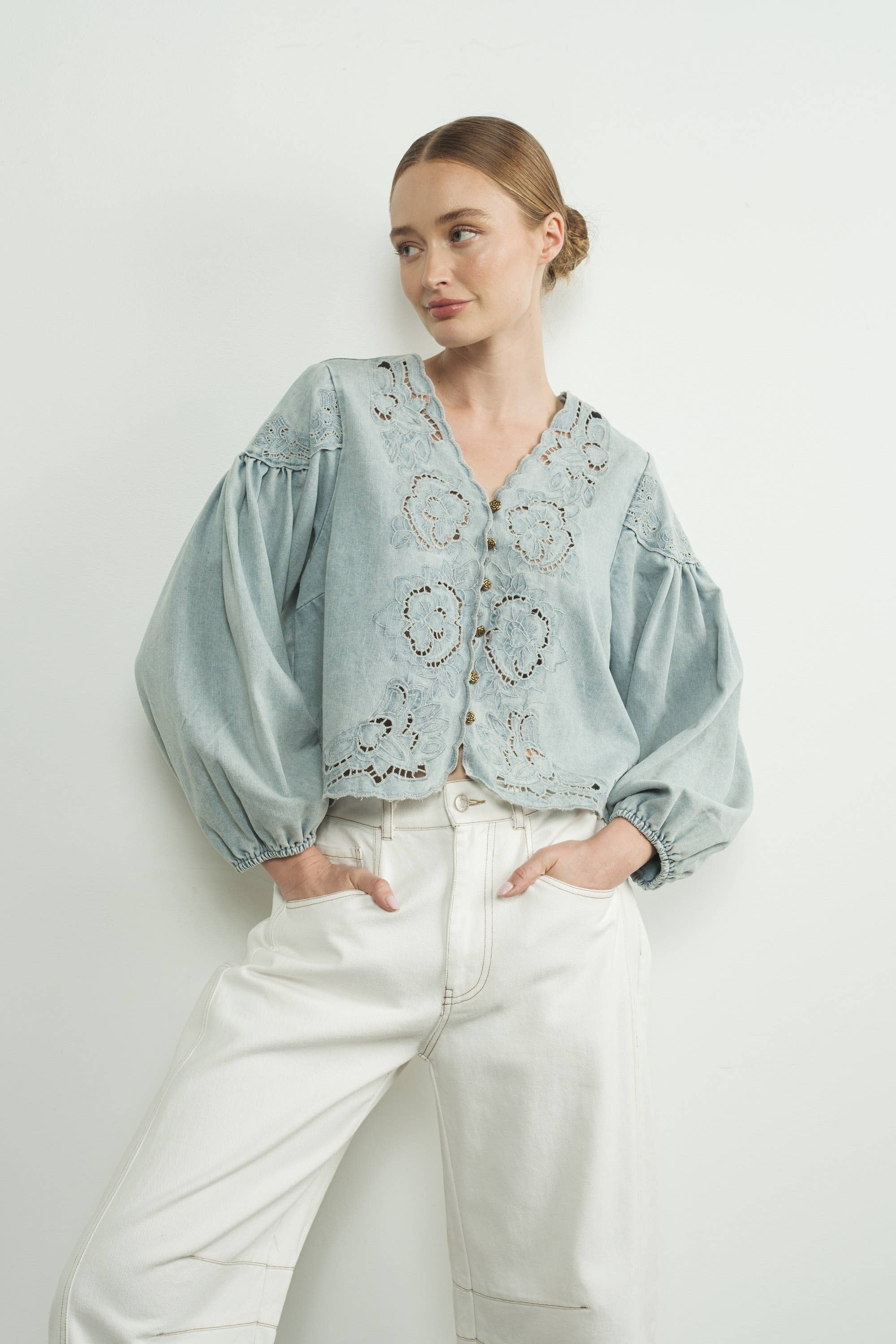 Denim Emstickry Volume Sleeve Blouse Top von Aaron & Amber