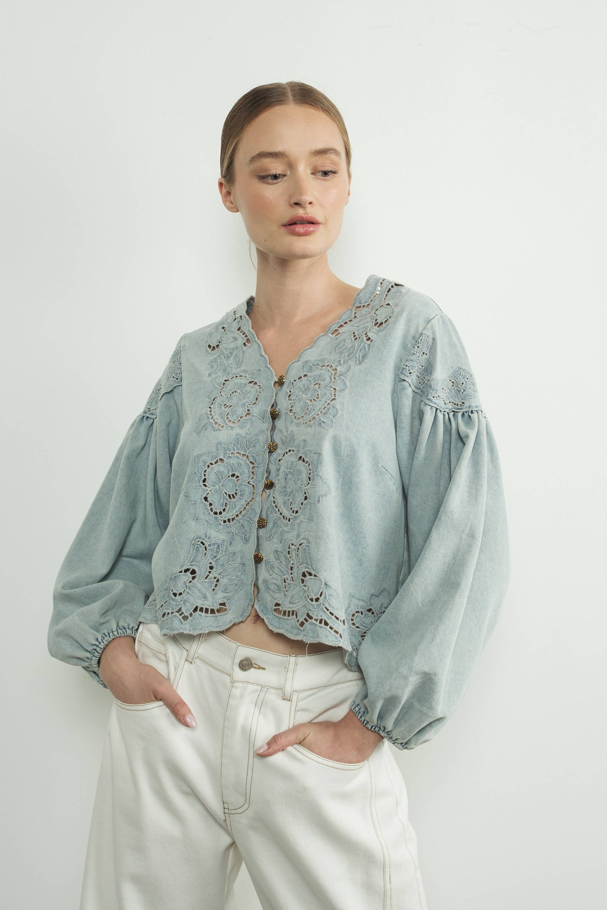 Denim Emstickry Volume Sleeve Blouse Top von Aaron & Amber
