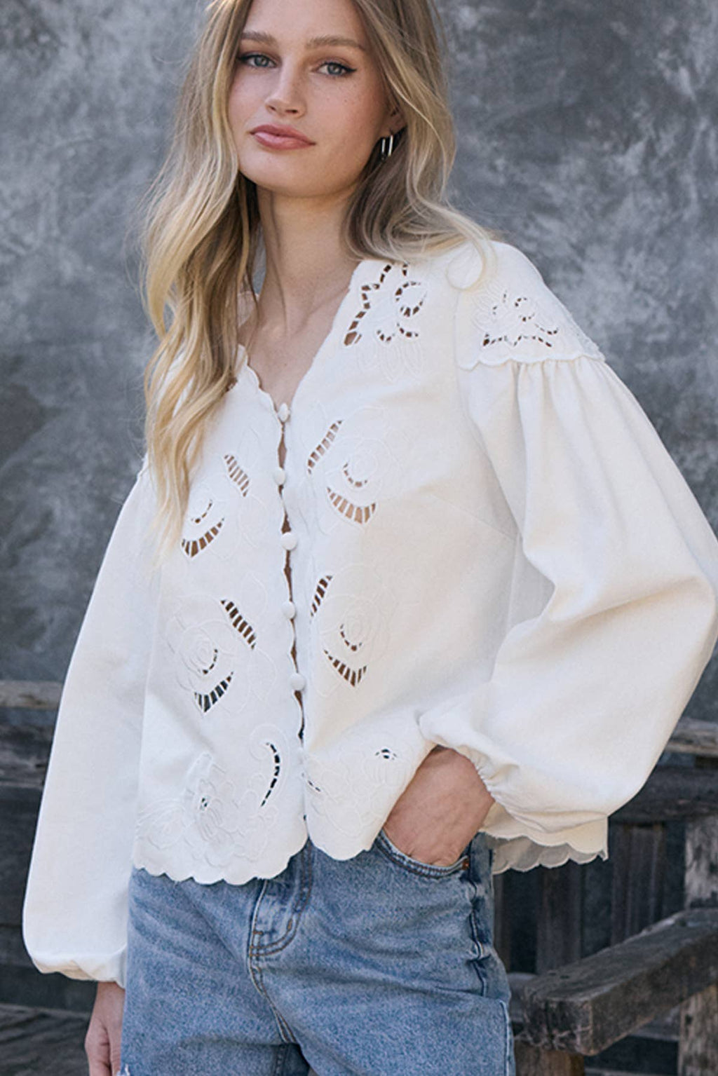 Scalloped Blumen Cutout Button Blouse